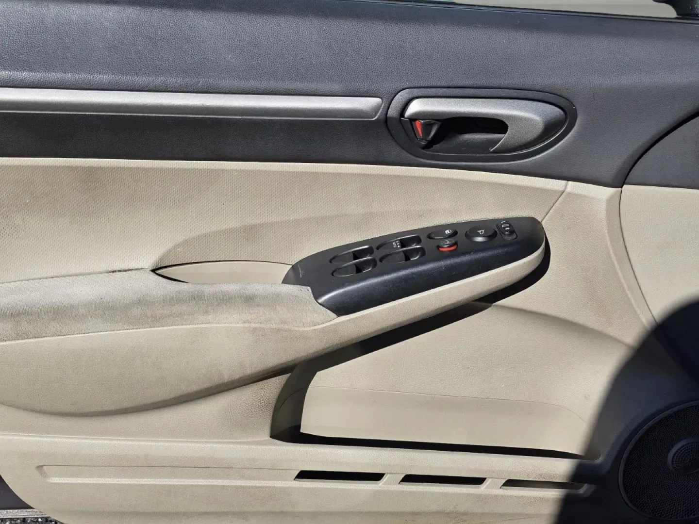 2011 Honda Civic Sdn EX (19XFA1F84BE) with an Other engine, located at 1430 Gateway Drive, Opelika, AL, 36801, (334) 239-0944, 32.637871, -85.409790 - **Experience the Road Like Never Before with This 2011 Honda Civic EX Perfect for Commuters and Families Alike!**<br /> <br /> Are you in the market for a reliable vehicle that seamlessly blends style, comfort, and affordability? Look no further than this stunning 2011 Honda Civic Sedan EX, availab - Photo#8