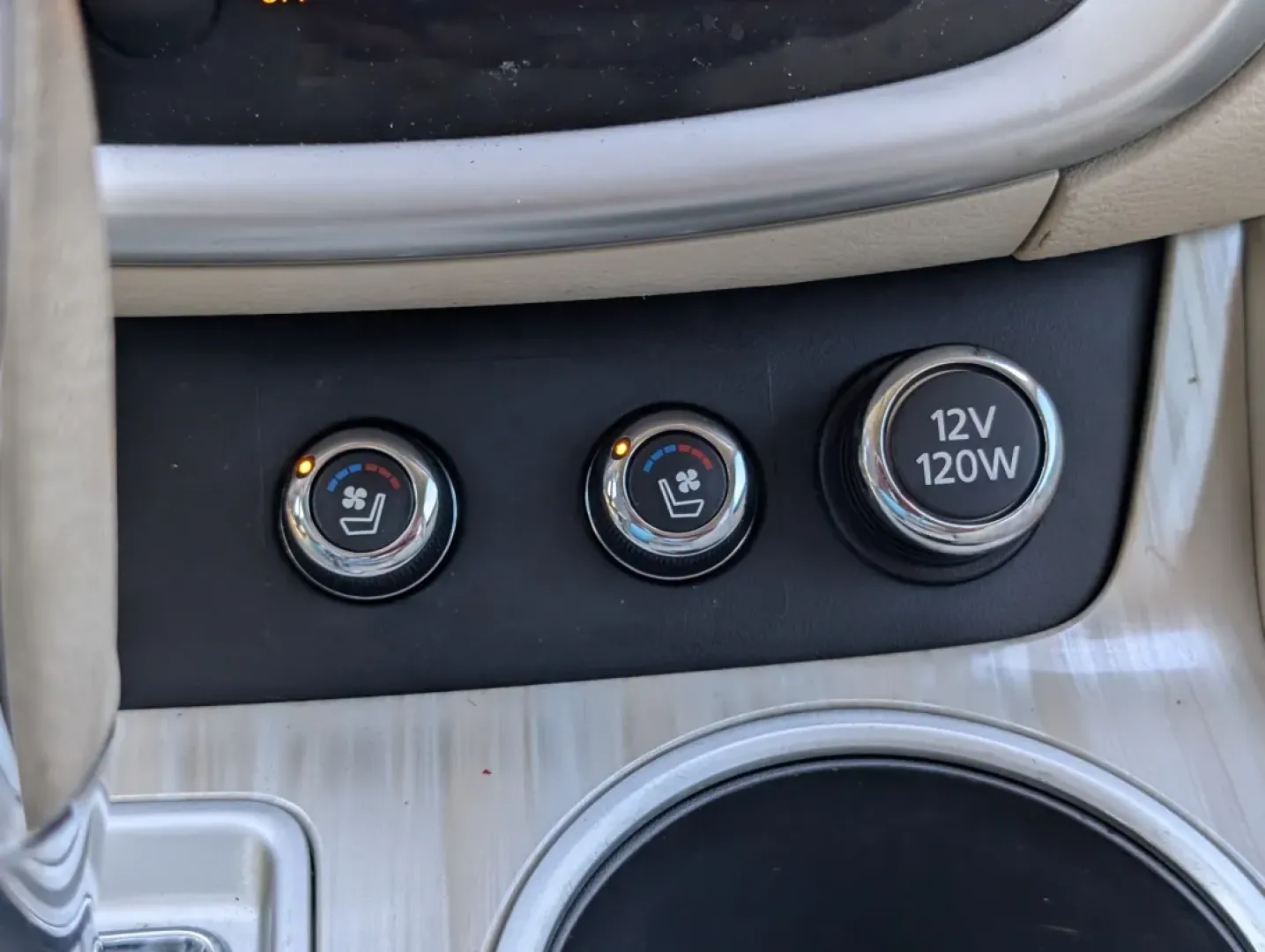 2016 /Beige Nissan Murano Platinum (5N1AZ2MG4GN) with an Other engine, located at 5115 14th Ave., Columbus, GA, 31904, (706) 323-0345, 32.511494, -84.971046 - Elevate your driving experience with the 2016 Nissan Murano Platinum, now available at Gils Auto in Phenix City, AL. Imagine cruising down the scenic U.S. 80 W, your family comfortably settled in the spacious interior of this stylish SUV, complete with luxurious beige leather-appointed seats and a p - Photo#17