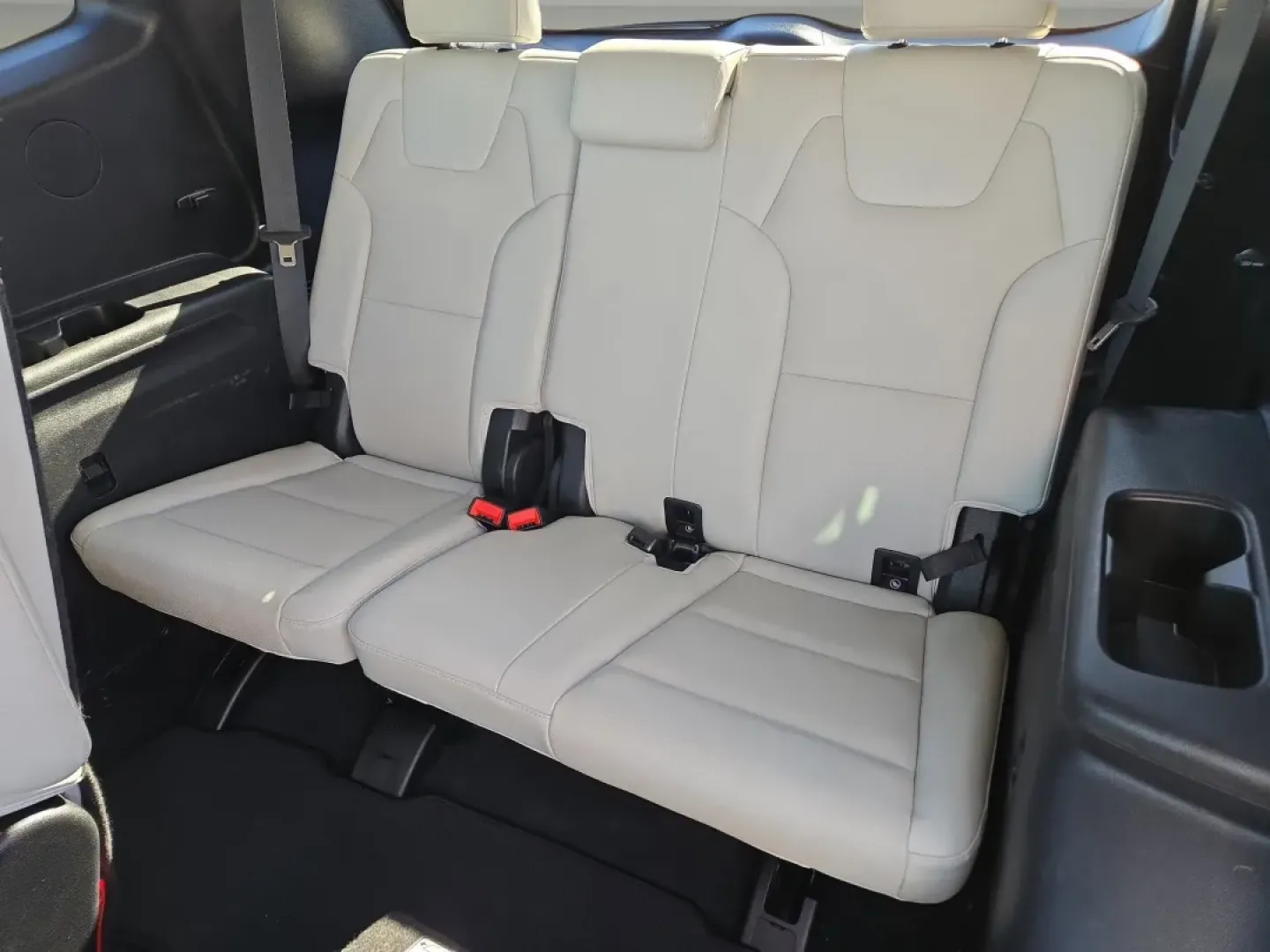 2021 /Gray Kia Telluride S (5XYP6DHC1MG) with an Other engine, located at 1430 Gateway Drive, Opelika, AL, 36801, (334) 239-0944, 32.637871, -85.409790 - **Discover Your Next Adventure with the 2021 Kia Telluride S at Gils Auto in Phenix City, AL!**<br /> <br /> Are you ready to elevate your family road trips, weekend getaways, or daily commutes? The 2021 Kia Telluride S is the perfect companion for anyone seeking a blend of style, space, and advance - Photo#13