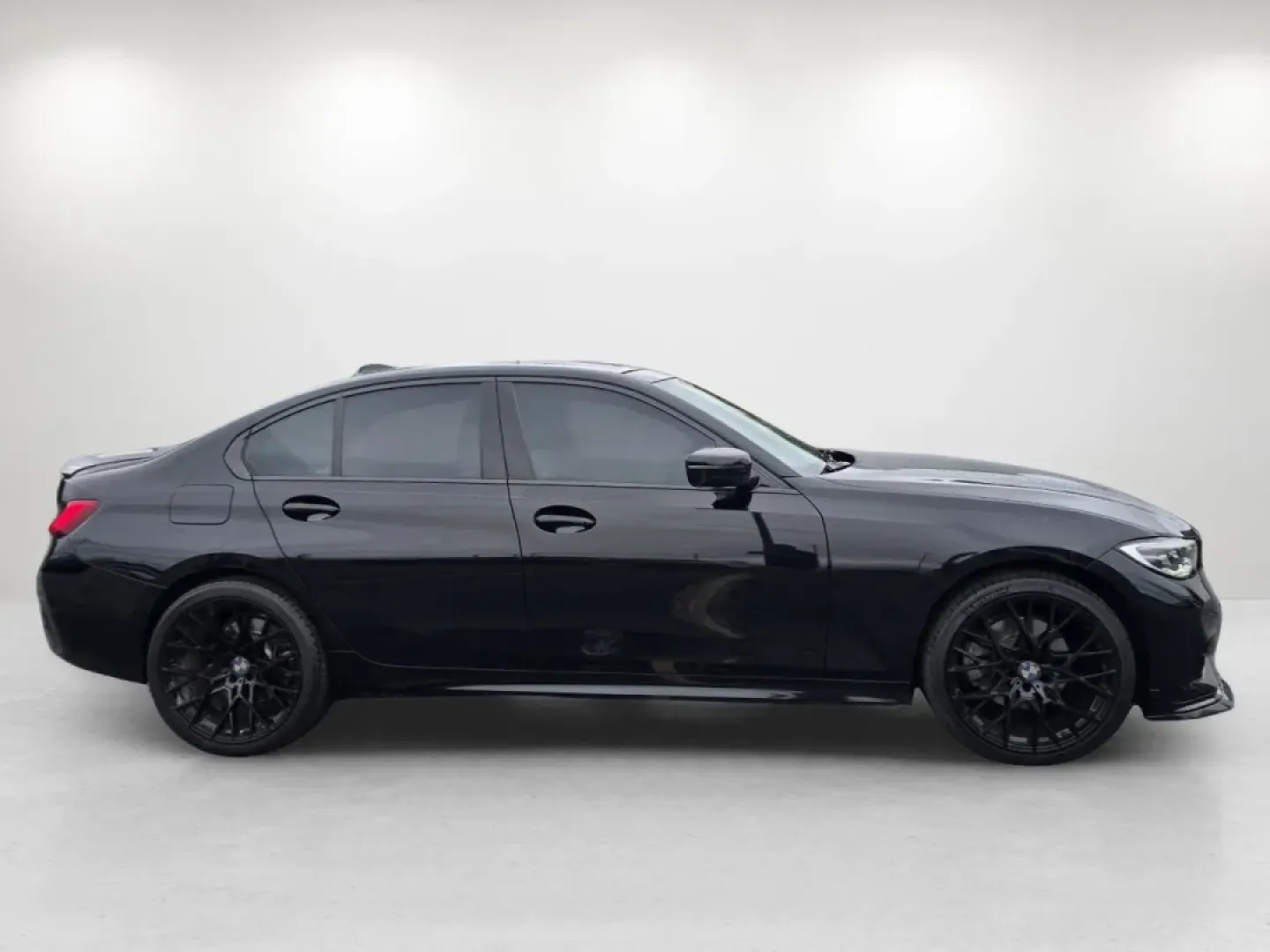 2019 BMW 3 Series 330i (WBA5R1C57KA) with an Other engine, located at 3959 U.S. 80 W, Phenix City, AL, 36870, (334) 297-4885, 32.469296, -85.135185 - **Experience Luxury and Performance with the 2019 BMW 3 Series at Gils Auto Phenix City, AL!**<br /> <br /> Are you ready to elevate your driving experience? This stunning 2019 BMW 3 Series 330i sedan is not just a vehicle; it's a lifestyle upgrade designed for those who appreciate performance, com - Photo#4