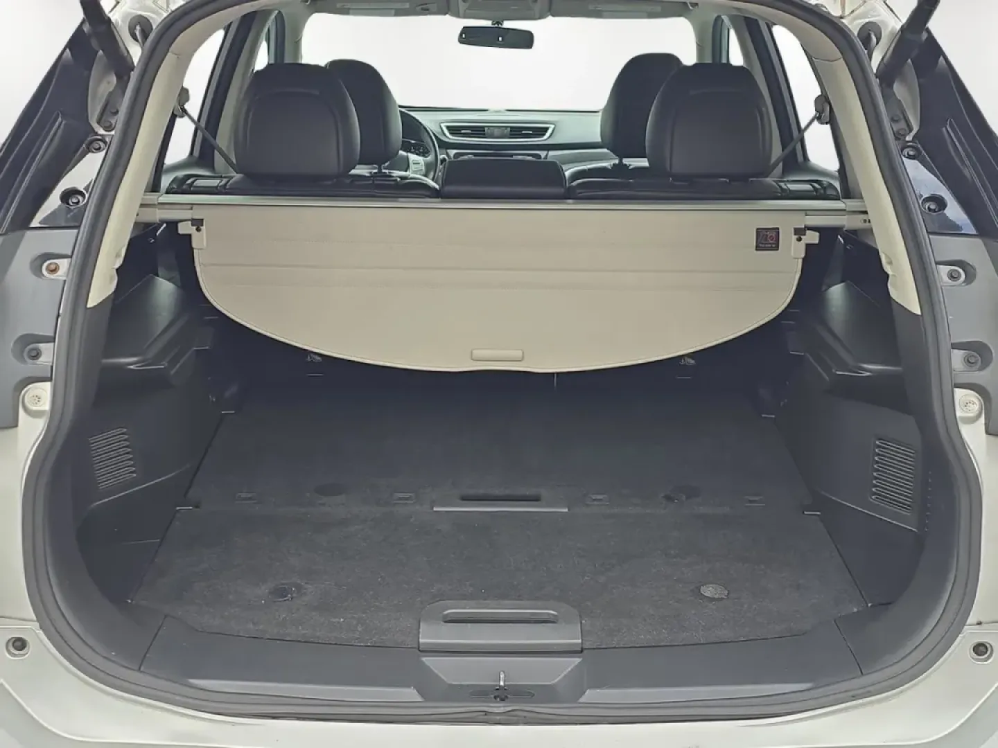 2016 /Charcoal Nissan Rogue SL (5N1AT2MT3GC) with an Other engine, located at 3959 U.S. 80 W, Phenix City, AL, 36870, (334) 297-4885, 32.469296, -85.135185 - **Explore Adventure with the 2016 Nissan Rogue SL at Gils Auto - Your Family-Friendly Buy Here Pay Here Dealership!**<br /> <br /> Are you searching for the perfect SUV that fits seamlessly into your adventurous lifestyle? Look no further! The 2016 Nissan Rogue SL combines practicality and comfort, - Photo#8