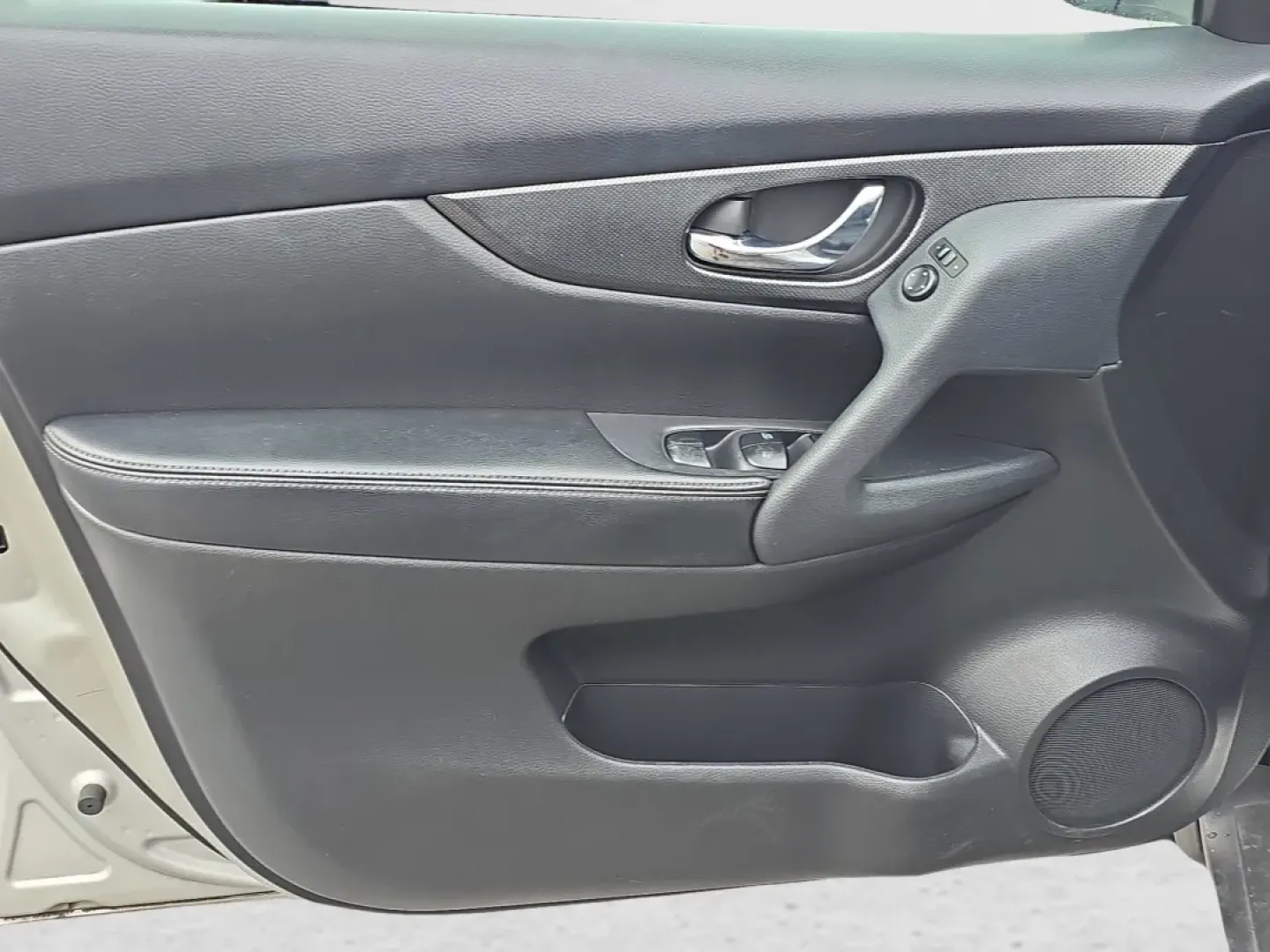 2016 /Charcoal Nissan Rogue SL (5N1AT2MT3GC) with an Other engine, located at 3959 U.S. 80 W, Phenix City, AL, 36870, (334) 297-4885, 32.469296, -85.135185 - **Explore Adventure with the 2016 Nissan Rogue SL at Gils Auto - Your Family-Friendly Buy Here Pay Here Dealership!**<br /> <br /> Are you searching for the perfect SUV that fits seamlessly into your adventurous lifestyle? Look no further! The 2016 Nissan Rogue SL combines practicality and comfort, - Photo#11