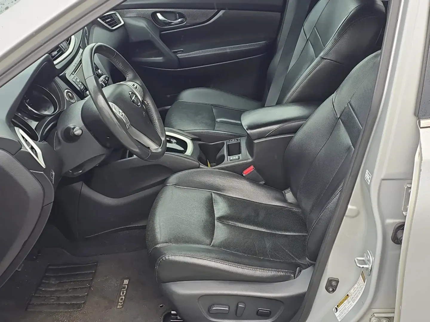 2016 /Charcoal Nissan Rogue SL (5N1AT2MT3GC) with an Other engine, located at 1430 Gateway Drive, Opelika, AL, 36801, (334) 239-0944, 32.637871, -85.409790 - **Explore Adventure with the 2016 Nissan Rogue SL at Gils Auto - Your Family-Friendly Buy Here Pay Here Dealership!**<br /> <br /> Are you searching for the perfect SUV that fits seamlessly into your adventurous lifestyle? Look no further! The 2016 Nissan Rogue SL combines practicality and comfort, - Photo#12