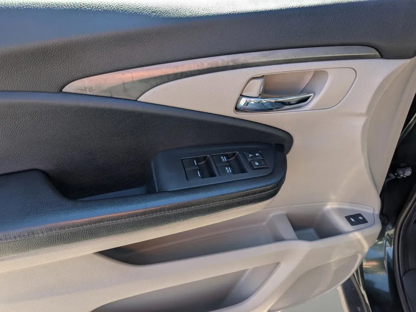 2016 Honda Pilot EX-L (5FNYF5H58GB) with an Other engine, located at 7000 Northlake Connector, Columbus, GA, 31904, (706) 987-8085, 32.524975, -84.978134 - **Elevate Your Adventures with the 2016 Honda Pilot EX-L - Perfect for Family Life and Beyond!**<br /> <br /> If you're searching for a versatile and dependable SUV that seamlessly fits into your family's lifestyle or enhances your weekend getaways, look no further than the 2016 Honda Pilot EX-L. At - Photo#8