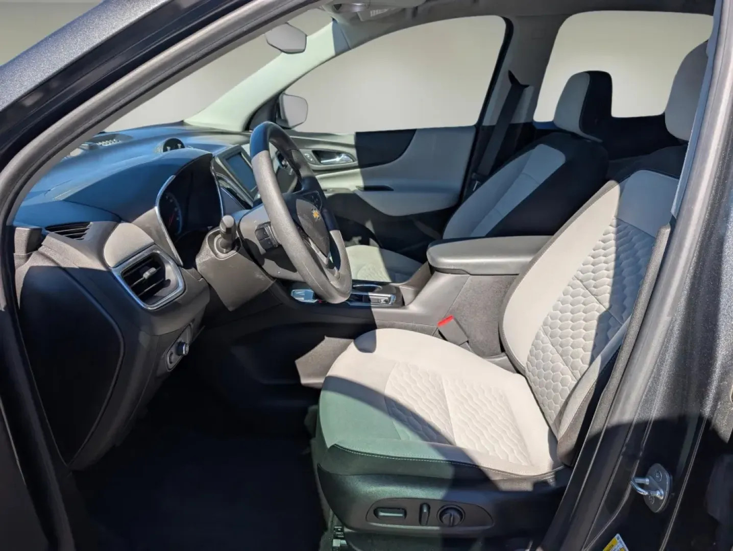 2021 /Medium Ash Gray Chevrolet Equinox LS (2GNAXHEV8M6) with an Other engine, located at 3959 U.S. 80 W, Phenix City, AL, 36870, (334) 297-4885, 32.469296, -85.135185 - Are you ready to elevate your driving experience? Discover the 2021 Chevrolet Equinox LS, perfectly crafted for those who crave comfort and versatility on the road. Whether you're a growing family needing extra space, a daily commuter navigating Phenix City's bustling streets, or someone who loves w - Photo#9