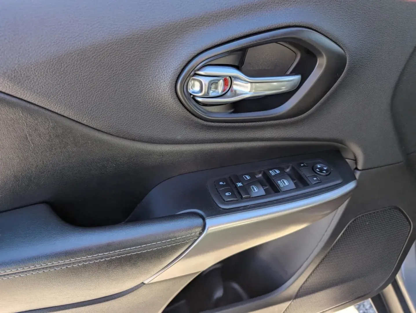 2019 /Black Jeep Cherokee Latitude Plus (1C4PJMLX5KD) with an Other engine, located at 3959 U.S. 80 W, Phenix City, AL, 36870, (334) 297-4885, 32.469296, -85.135185 - Discover the perfect blend of style, functionality, and performance that the 2019 Jeep Cherokee Latitude Plus brings to your life! Whether you're seeking reliable transportation for your growing family or planning thrilling weekend adventures, this versatile crossover is designed to meet all your ne - Photo#8