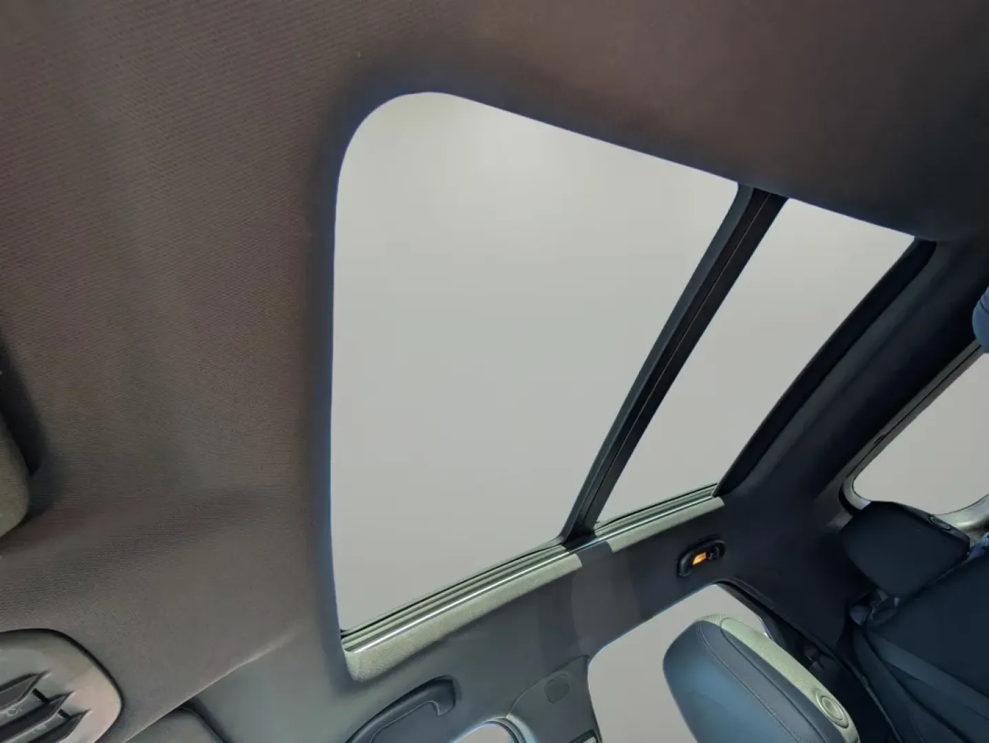 2021 /Jet Black with Red accents Chevrolet Trailblazer RS (KL79MTSL5MB) with an Other engine, located at 5115 14th Ave., Columbus, GA, 31904, (706) 323-0345, 32.511494, -84.971046 - **Explore Your Next Adventure with the 2021 Chevrolet Trailblazer RS at Gils Auto Phenix City!**<br /> <br /> Are you ready to elevate your family's road trips or daily commute? The 2021 Chevrolet Trailblazer RS is the perfect blend of versatility, style, and technology, making it an ideal companio - Photo#16