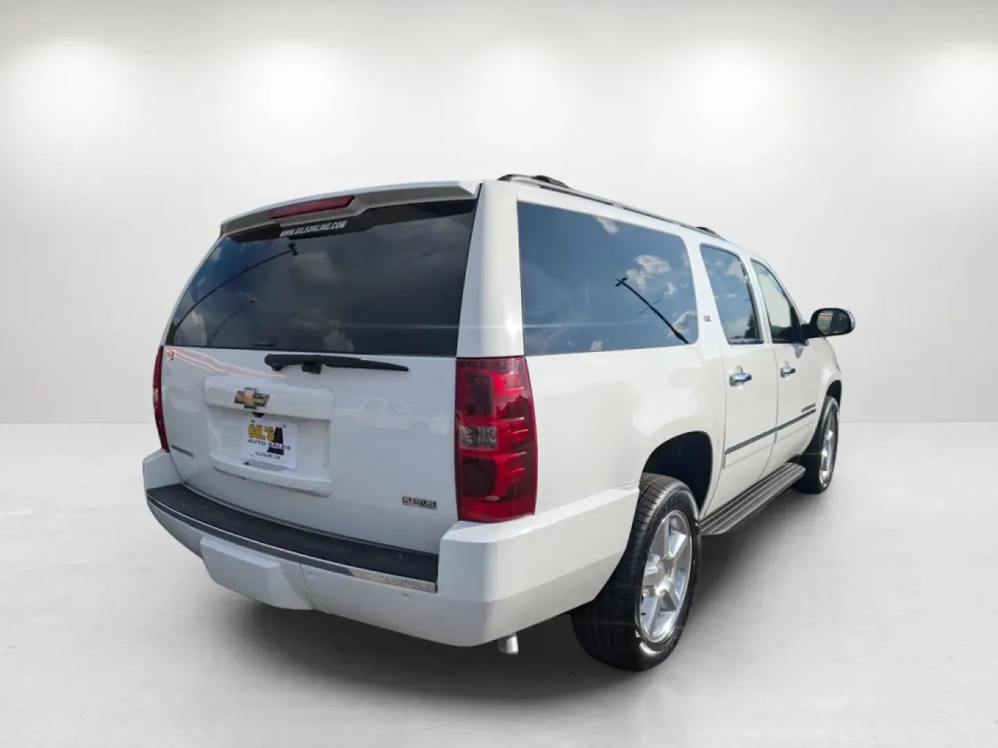 2009 /Light Cashmere/Dark Cashemere Chevrolet Suburban LTZ (1GNFC36029R) with an Other engine, located at 1430 Gateway Drive, Opelika, AL, 36801, (334) 239-0944, 32.637871, -85.409790 - **Explore the Open Road with the 2009 Chevrolet Suburban LTZ at Gils Auto Phenix City, AL!**<br /> <br /> Are you ready to elevate your driving experience and make family trips or weekend adventures unforgettable? Look no further than the 2009 Chevrolet Suburban LTZ, now available at Gils Auto, you - Photo#4