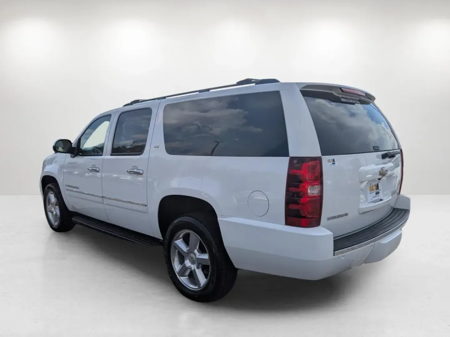 2009 /Light Cashmere/Dark Cashemere Chevrolet Suburban LTZ (1GNFC36029R) with an Other engine, located at 1430 Gateway Drive, Opelika, AL, 36801, (334) 239-0944, 32.637871, -85.409790 - **Explore the Open Road with the 2009 Chevrolet Suburban LTZ at Gils Auto Phenix City, AL!**<br /> <br /> Are you ready to elevate your driving experience and make family trips or weekend adventures unforgettable? Look no further than the 2009 Chevrolet Suburban LTZ, now available at Gils Auto, you - Photo#6