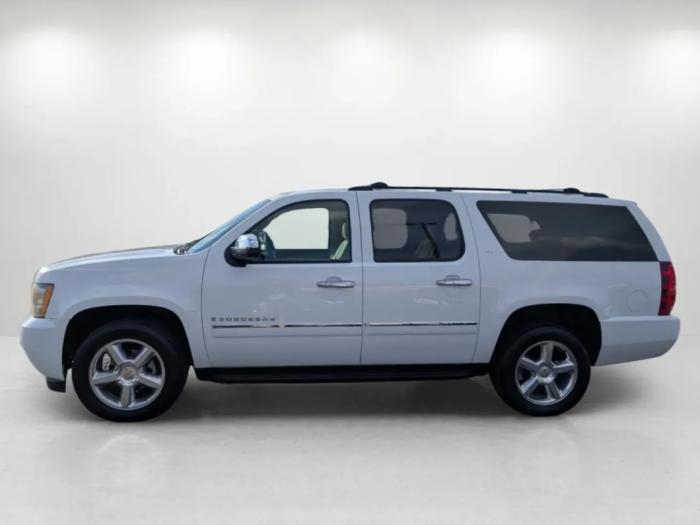2009 /Light Cashmere/Dark Cashemere Chevrolet Suburban LTZ (1GNFC36029R) with an Other engine, located at 1430 Gateway Drive, Opelika, AL, 36801, (334) 239-0944, 32.637871, -85.409790 - **Explore the Open Road with the 2009 Chevrolet Suburban LTZ at Gils Auto Phenix City, AL!**<br /> <br /> Are you ready to elevate your driving experience and make family trips or weekend adventures unforgettable? Look no further than the 2009 Chevrolet Suburban LTZ, now available at Gils Auto, you - Photo#7