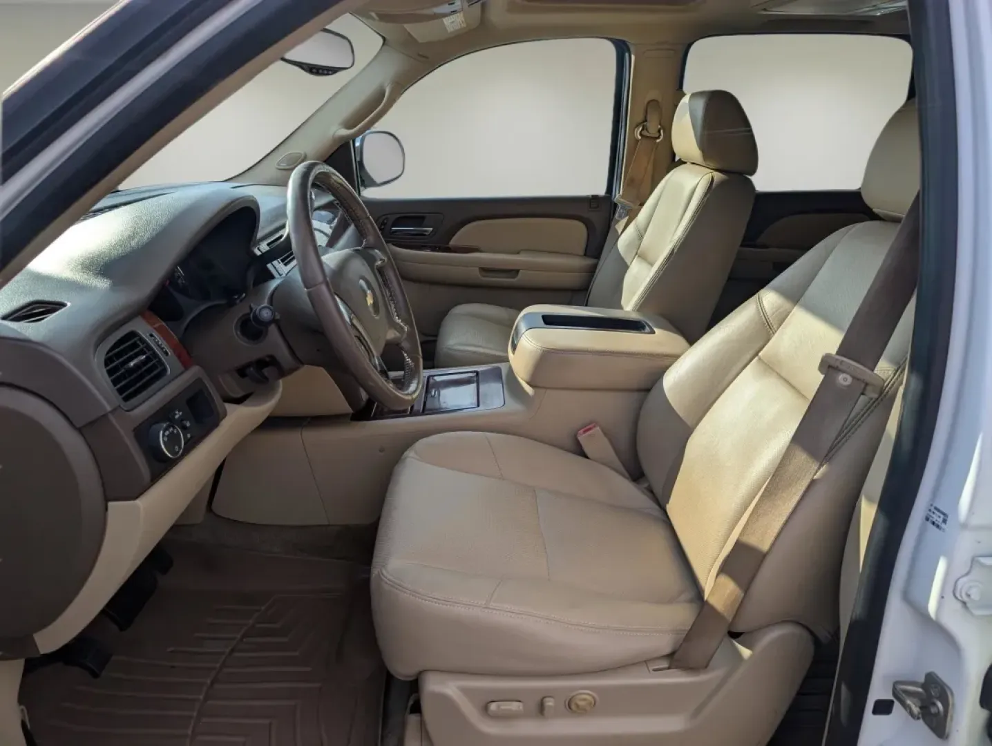 2009 /Light Cashmere/Dark Cashemere Chevrolet Suburban LTZ (1GNFC36029R) with an Other engine, located at 1430 Gateway Drive, Opelika, AL, 36801, (334) 239-0944, 32.637871, -85.409790 - **Explore the Open Road with the 2009 Chevrolet Suburban LTZ at Gils Auto Phenix City, AL!**<br /> <br /> Are you ready to elevate your driving experience and make family trips or weekend adventures unforgettable? Look no further than the 2009 Chevrolet Suburban LTZ, now available at Gils Auto, you - Photo#9