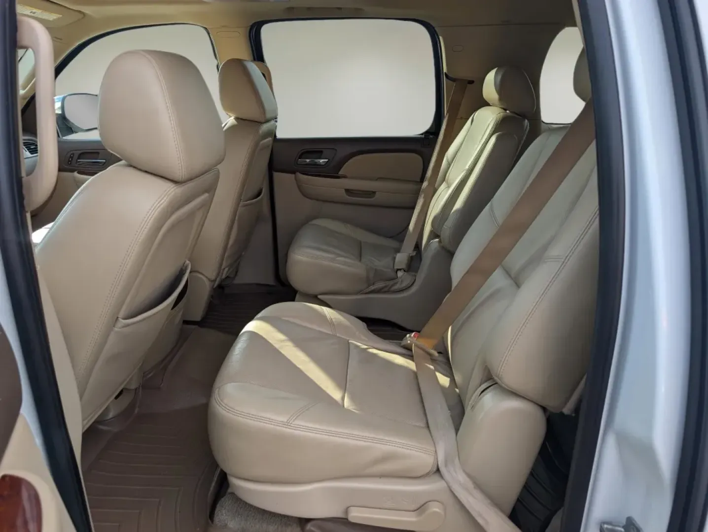 2009 /Light Cashmere/Dark Cashemere Chevrolet Suburban LTZ (1GNFC36029R) with an Other engine, located at 1430 Gateway Drive, Opelika, AL, 36801, (334) 239-0944, 32.637871, -85.409790 - **Explore the Open Road with the 2009 Chevrolet Suburban LTZ at Gils Auto Phenix City, AL!**<br /> <br /> Are you ready to elevate your driving experience and make family trips or weekend adventures unforgettable? Look no further than the 2009 Chevrolet Suburban LTZ, now available at Gils Auto, you - Photo#10