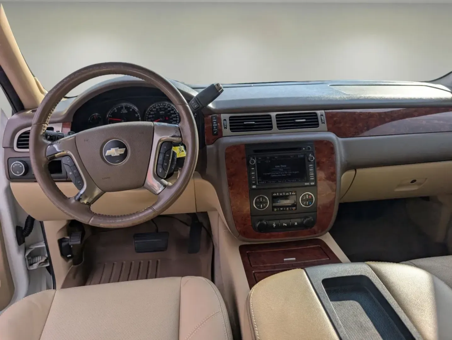 2009 /Light Cashmere/Dark Cashemere Chevrolet Suburban LTZ (1GNFC36029R) with an Other engine, located at 1430 Gateway Drive, Opelika, AL, 36801, (334) 239-0944, 32.637871, -85.409790 - **Explore the Open Road with the 2009 Chevrolet Suburban LTZ at Gils Auto Phenix City, AL!**<br /> <br /> Are you ready to elevate your driving experience and make family trips or weekend adventures unforgettable? Look no further than the 2009 Chevrolet Suburban LTZ, now available at Gils Auto, you - Photo#12