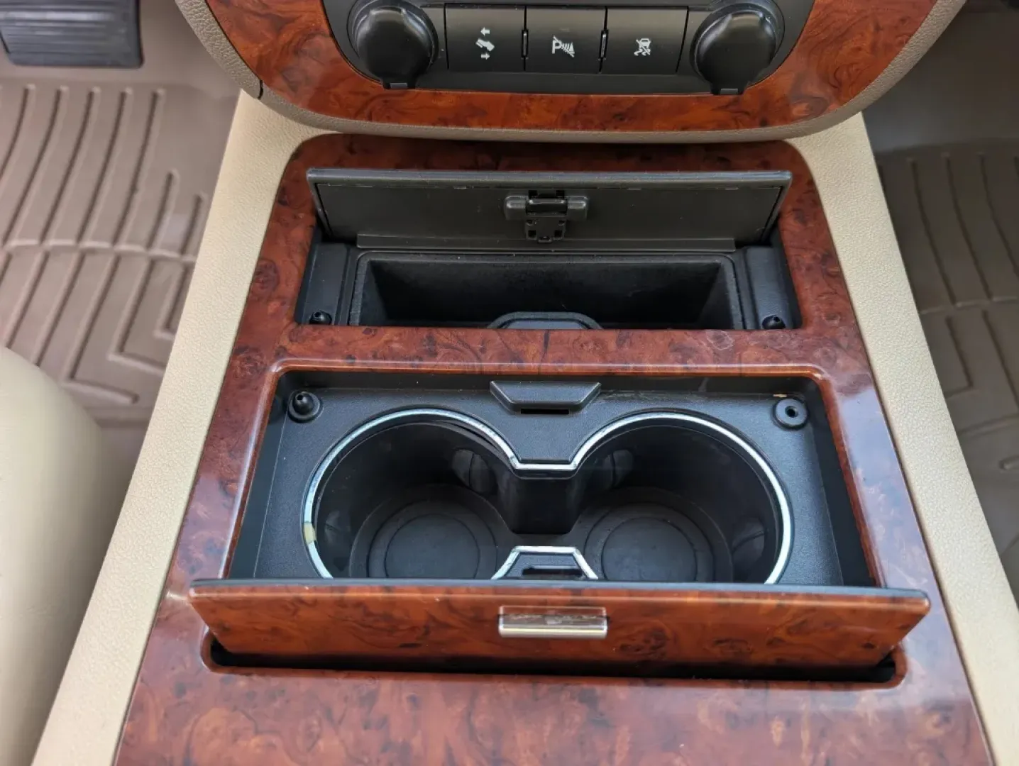 2009 /Light Cashmere/Dark Cashemere Chevrolet Suburban LTZ (1GNFC36029R) with an Other engine, located at 1430 Gateway Drive, Opelika, AL, 36801, (334) 239-0944, 32.637871, -85.409790 - **Explore the Open Road with the 2009 Chevrolet Suburban LTZ at Gils Auto Phenix City, AL!**<br /> <br /> Are you ready to elevate your driving experience and make family trips or weekend adventures unforgettable? Look no further than the 2009 Chevrolet Suburban LTZ, now available at Gils Auto, you - Photo#14