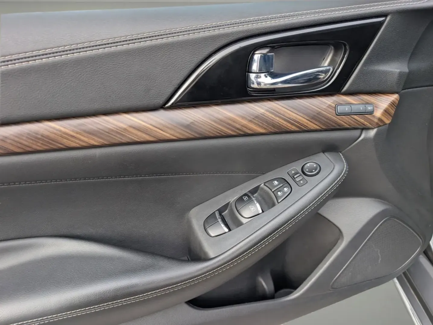 2017 /Charcoal Nissan Maxima Platinum (1N4AA6AP0HC) with an Other engine, located at 3959 U.S. 80 W, Phenix City, AL, 36870, (334) 297-4885, 32.469296, -85.135185 - Elevate your driving experience with the 2017 Nissan Maxima Platinum, the perfect sedan for those who crave luxury and performance without compromise. Whether you're a commuter looking to upgrade your daily drive or a growing family seeking comfort and safety, this stunning vehicle effortlessly blen - Photo#9