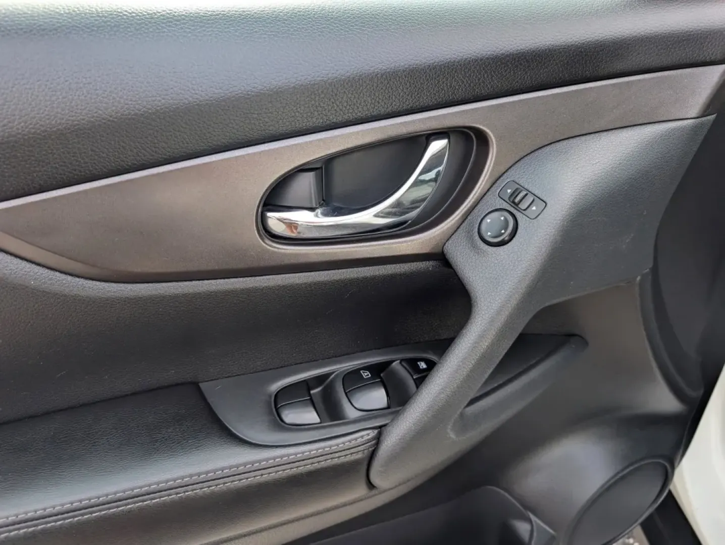 2015 /Charcoal Nissan Rogue SV (5N1AT2MT6FC) with an Other engine, located at 7000 Northlake Connector, Columbus, GA, 31904, (706) 987-8085, 32.524975, -84.978134 - **Discover Your Next Adventure with the 2015 Nissan Rogue SV at Gils Auto - Phenix City!**<br /> <br /> Are you ready to elevate your driving experience? The 2015 Nissan Rogue SV is not just a vehicle; it's your partner for adventure. Whether you're a growing family in need of a spacious SUV or a da - Photo#8