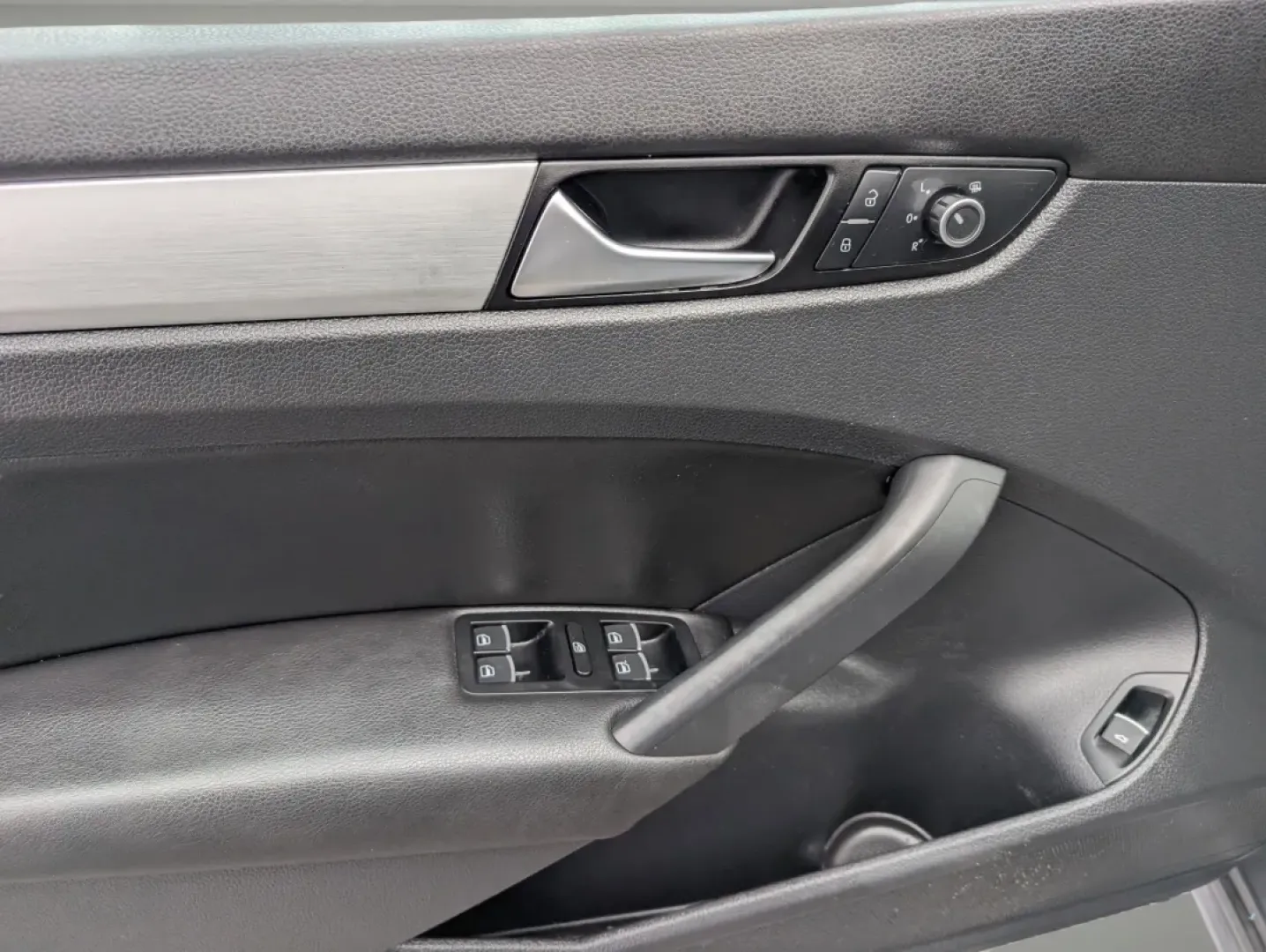 2013 Volkswagen Passat SE (1VWBH7A38DC) with an Other engine, located at 521 Old Farm Lane Rd, Prattville, AL, 36066, (334) 325-1505, 32.482460, -86.416367 - Rev up your driving experience with the perfect blend of style, comfort, and functionality-the 2013 Volkswagen Passat! This sedan isn't just a vehicle; it's a lifestyle upgrade. Whether you're commuting through the bustling streets of Phenix City, AL, or embarking on memorable weekend adventures wit - Photo#8