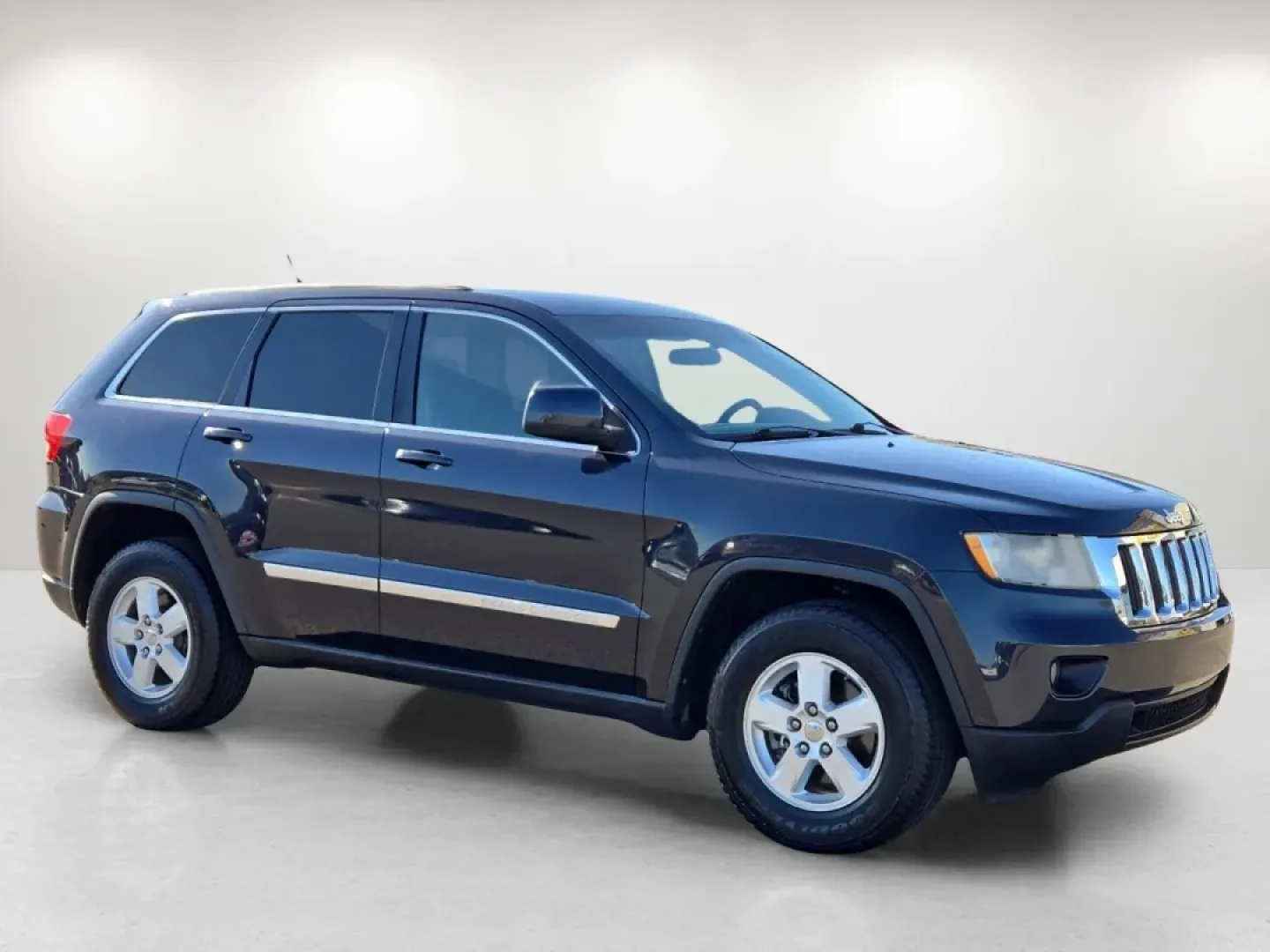 2013 /Black Jeep Grand Cherokee Laredo (1C4RJEAGXDC) with an Other engine, located at 521 Old Farm Lane Rd, Prattville, AL, 36066, (334) 325-1505, 32.482460, -86.416367 - Get ready to take your adventures to the next level with this stunning 2013 Jeep Grand Cherokee Laredo, perfect for families on the go or individuals seeking a reliable companion for weekend getaways. Its robust design, spacious interior, and advanced features make it an ideal choice for those who a - Photo#4