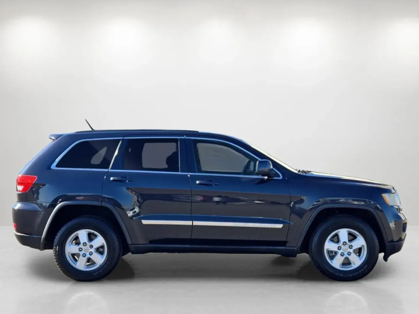 2013 /Black Jeep Grand Cherokee Laredo (1C4RJEAGXDC) with an Other engine, located at 521 Old Farm Lane Rd, Prattville, AL, 36066, (334) 325-1505, 32.482460, -86.416367 - Get ready to take your adventures to the next level with this stunning 2013 Jeep Grand Cherokee Laredo, perfect for families on the go or individuals seeking a reliable companion for weekend getaways. Its robust design, spacious interior, and advanced features make it an ideal choice for those who a - Photo#5