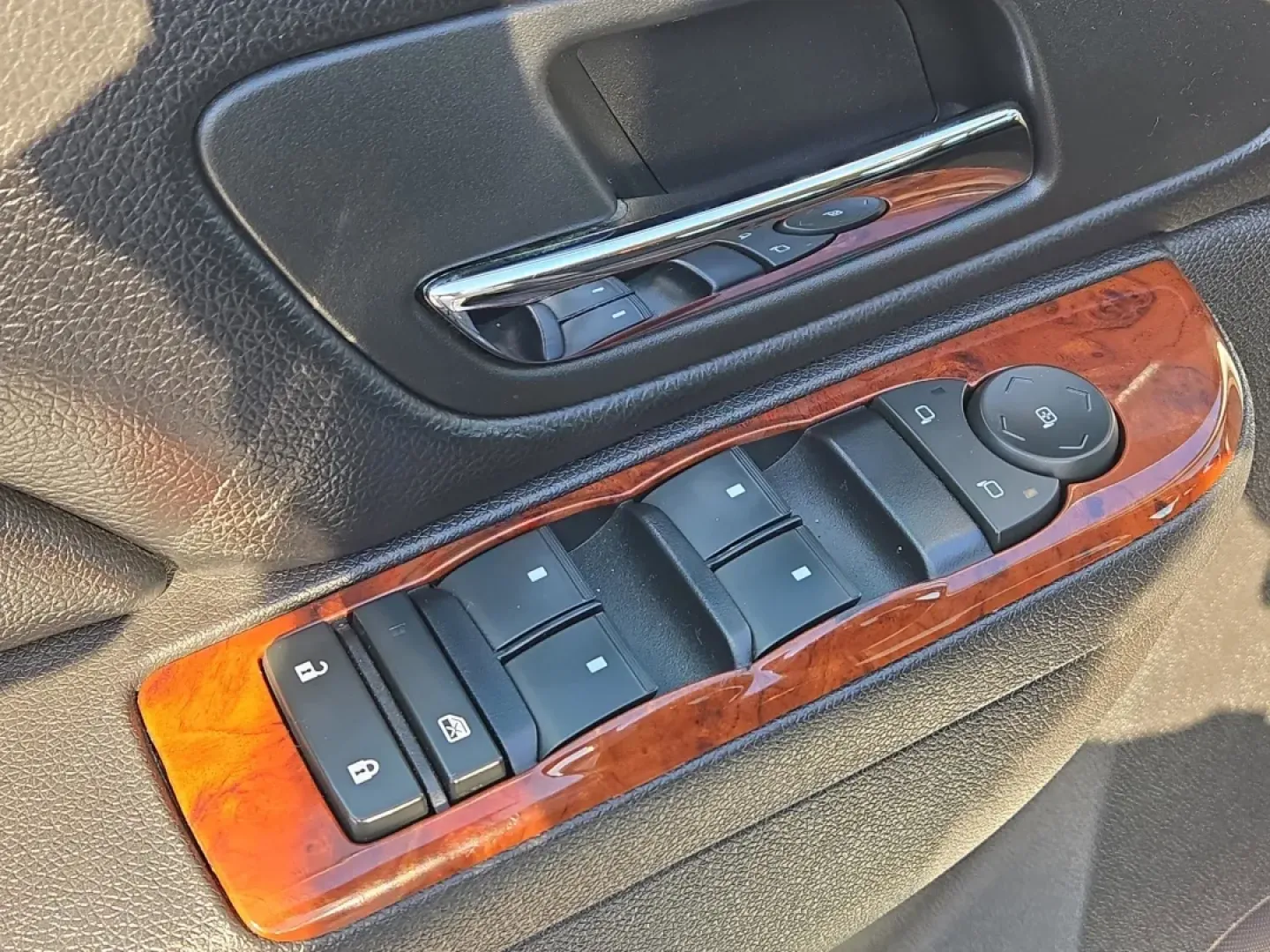 2011 /Ebony Chevrolet Suburban LS (1GNSKHE38BR) with an Other engine, located at 521 Old Farm Lane Rd, Prattville, AL, 36066, (334) 325-1505, 32.482460, -86.416367 - Are you ready for your next adventure? The 2011 Chevrolet Suburban LS is the ultimate vehicle for families on the go, weekend warriors, and anyone who values space, comfort, and capability. With its robust 4WD drivetrain, this SUV is perfect for those living in Prattville, AL, who love to explore th - Photo#11