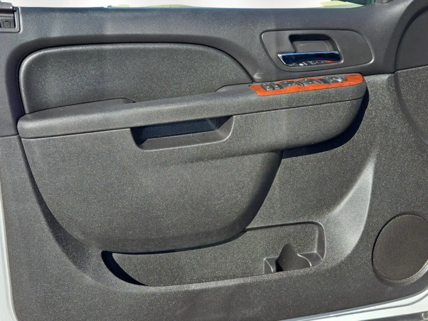 2011 /Ebony Chevrolet Suburban LS (1GNSKHE38BR) with an Other engine, located at 521 Old Farm Lane Rd, Prattville, AL, 36066, (334) 325-1505, 32.482460, -86.416367 - Are you ready for your next adventure? The 2011 Chevrolet Suburban LS is the ultimate vehicle for families on the go, weekend warriors, and anyone who values space, comfort, and capability. With its robust 4WD drivetrain, this SUV is perfect for those living in Prattville, AL, who love to explore th - Photo#10