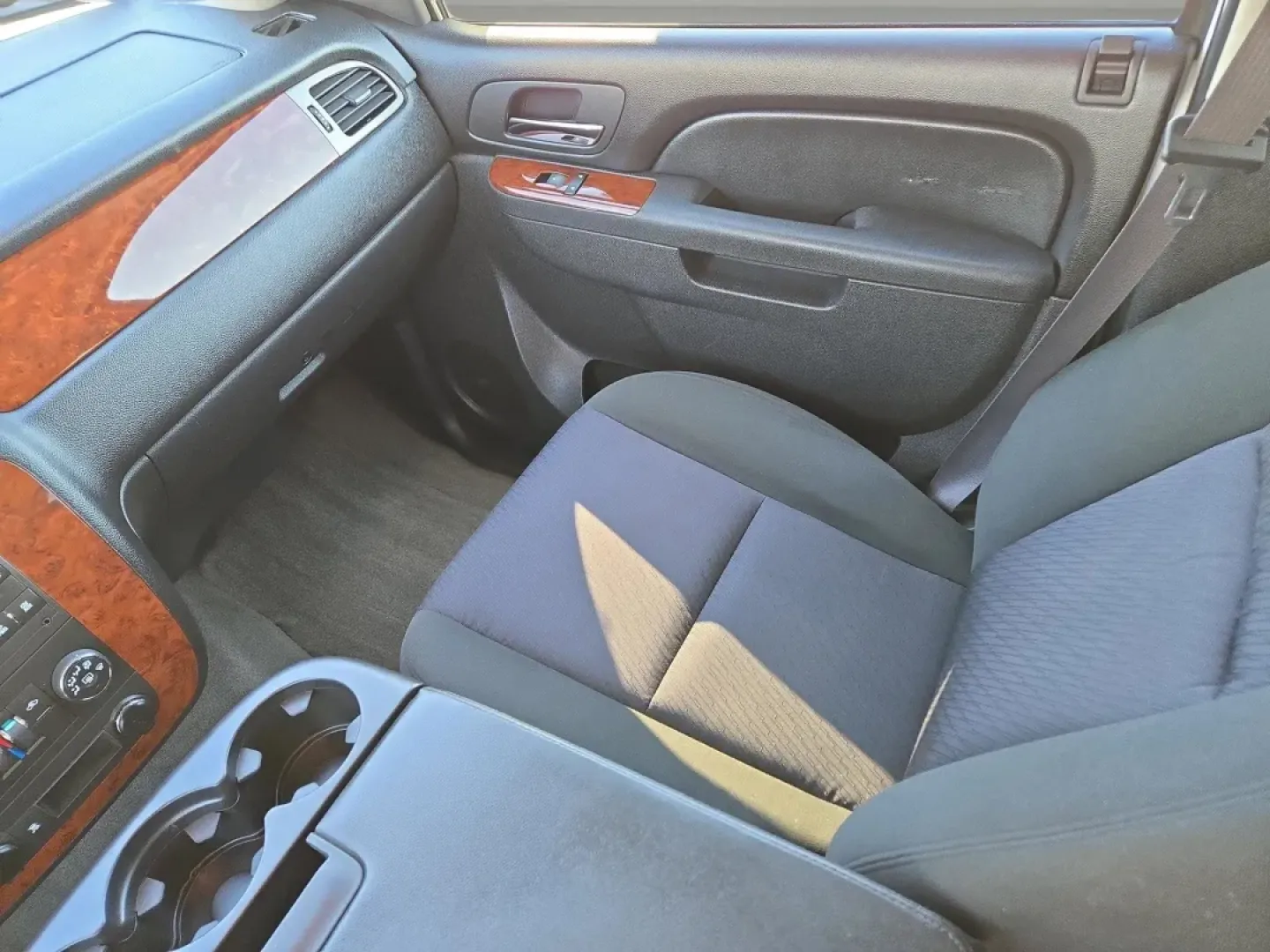 2011 /Ebony Chevrolet Suburban LS (1GNSKHE38BR) with an Other engine, located at 521 Old Farm Lane Rd, Prattville, AL, 36066, (334) 325-1505, 32.482460, -86.416367 - Are you ready for your next adventure? The 2011 Chevrolet Suburban LS is the ultimate vehicle for families on the go, weekend warriors, and anyone who values space, comfort, and capability. With its robust 4WD drivetrain, this SUV is perfect for those living in Prattville, AL, who love to explore th - Photo#16