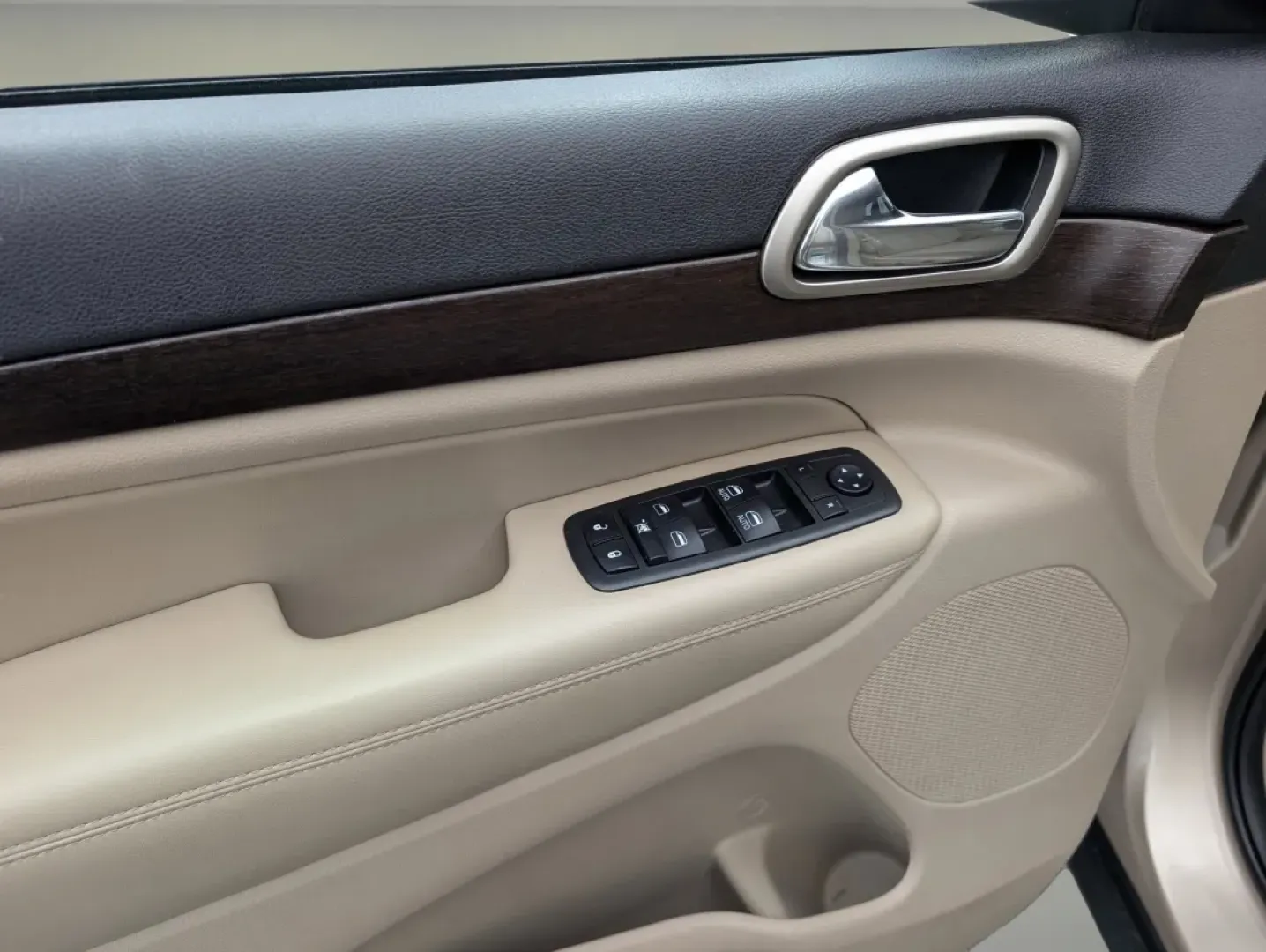 2014 /Black/Lt Frost Beige Jeep Grand Cherokee Laredo (1C4RJFAG8EC) with an Other engine, located at 3959 U.S. 80 W, Phenix City, AL, 36870, (334) 297-4885, 32.469296, -85.135185 - **Discover Adventure with the 2014 Jeep Grand Cherokee at Gils Auto in Phenix City, AL!**<br /> <br /> Are you ready to elevate your outdoor adventures or enhance your daily commute? Look no further than the 2014 Jeep Grand Cherokee Laredo, a versatile SUV that is perfect for both weekend getaways a - Photo#9