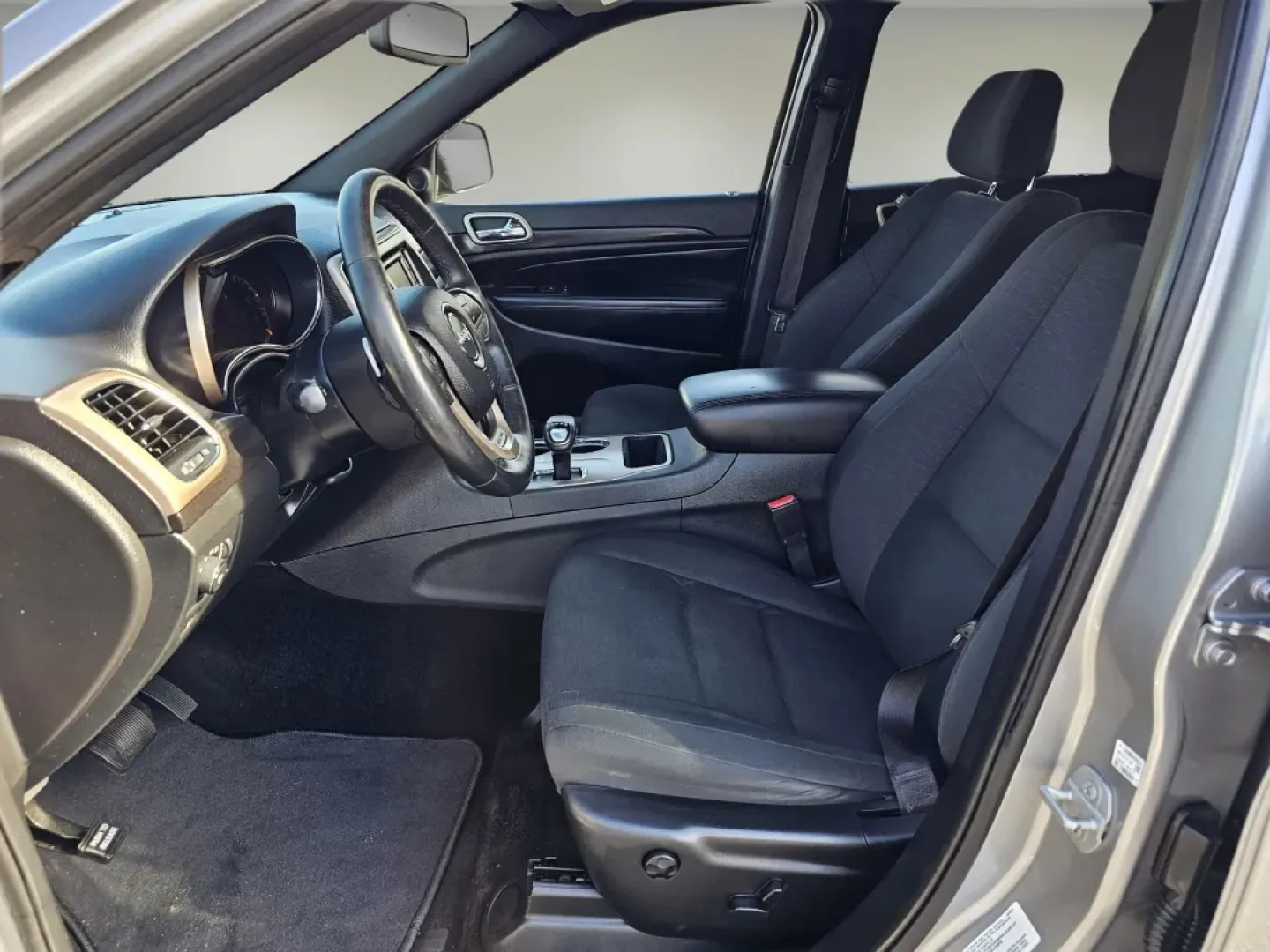 2015 /Black Jeep Grand Cherokee Laredo (1C4RJFAG1FC) with an Other engine, located at 5115 14th Ave., Columbus, GA, 31904, (706) 323-0345, 32.511494, -84.971046 - Are you ready to elevate your driving experience? Introducing the 2015 Jeep Grand Cherokee Laredo, a rugged yet refined SUV that's perfect for weekend adventures, daily commutes, and everything in between. Whether you're taking the kids to practice, heading out on a camping trip, or navigating throu - Photo#9