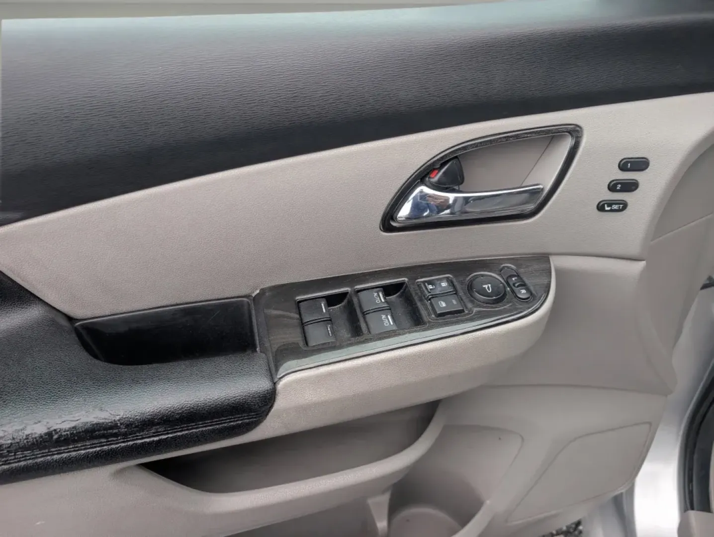 2014 Honda Odyssey Touring Elite (5FNRL5H98EB) with an Other engine, located at 5115 14th Ave., Columbus, GA, 31904, (706) 323-0345, 32.511494, -84.971046 - **Discover Your Next Adventure with the 2014 Honda Odyssey Touring Elite at Gils Auto!**<br /> <br /> Are you a growing family in need of space, comfort, and versatility for your daily adventures? Look no further! The 2014 Honda Odyssey Touring Elite, available at Gils Auto in Phenix City, AL, is th - Photo#8