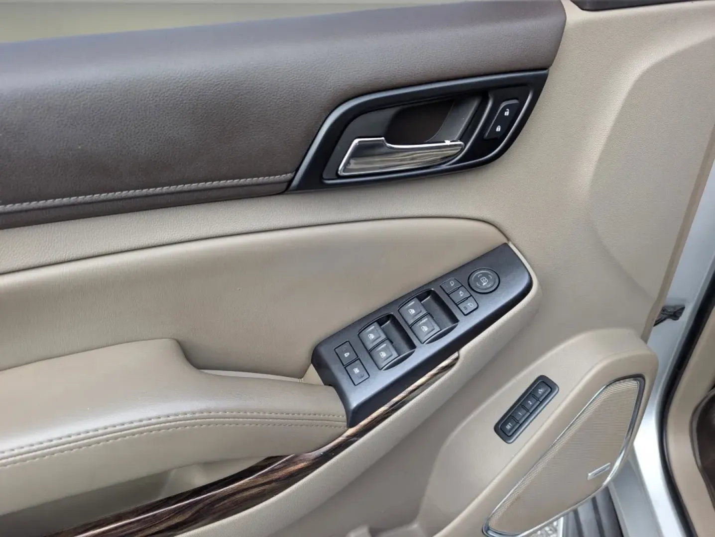 2015 /Cocoa/Dune GMC Yukon SLT (1GKS1BKC0FR) with an Other engine, located at 5115 14th Ave., Columbus, GA, 31904, (706) 323-0345, 32.511494, -84.971046 - **Adventure Awaits with This 2015 GMC Yukon SLT at Gils Auto in Phenix City, AL!**<br /> <br /> Are you searching for the perfect vehicle for family road trips, weekend adventures, or daily commutes that also provides the comfort and space you need? Look no further than this stunning 2015 GMC Yukon - Photo#8