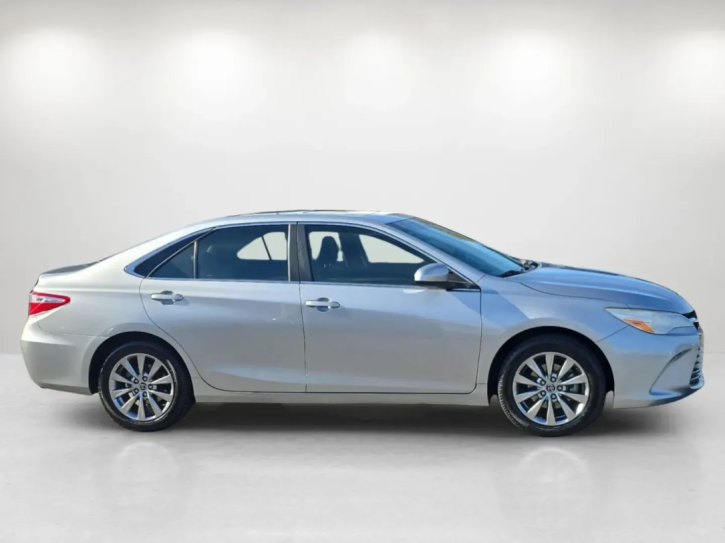 2016 /Black Toyota Camry XLE (4T1BF1FK0GU) with an Other engine, located at 5115 14th Ave., Columbus, GA, 31904, (706) 323-0345, 32.511494, -84.971046 - **Experience the Perfect Blend of Comfort and Reliability with this 2016 Toyota Camry XLE!**<br /> <br /> Are you in the market for a reliable sedan that effortlessly combines style, comfort, and advanced technology? Look no further than this stunning 2016 Toyota Camry XLE, perfect for those who val - Photo#4