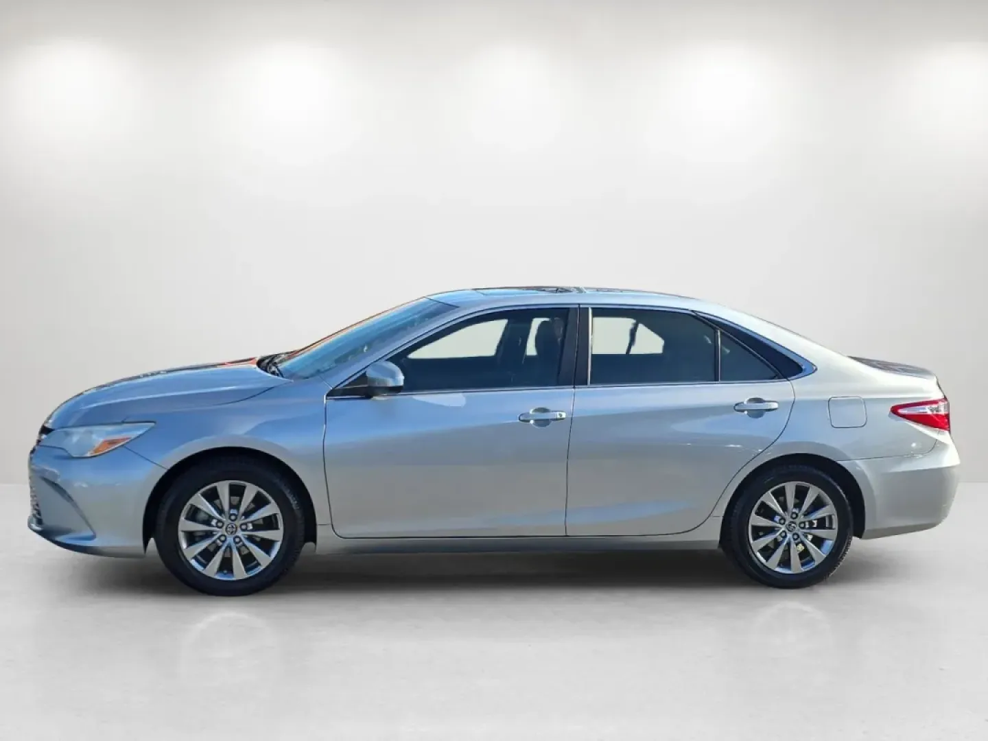 2016 /Black Toyota Camry XLE (4T1BF1FK0GU) with an Other engine, located at 5115 14th Ave., Columbus, GA, 31904, (706) 323-0345, 32.511494, -84.971046 - **Experience the Perfect Blend of Comfort and Reliability with this 2016 Toyota Camry XLE!**<br /> <br /> Are you in the market for a reliable sedan that effortlessly combines style, comfort, and advanced technology? Look no further than this stunning 2016 Toyota Camry XLE, perfect for those who val - Photo#8