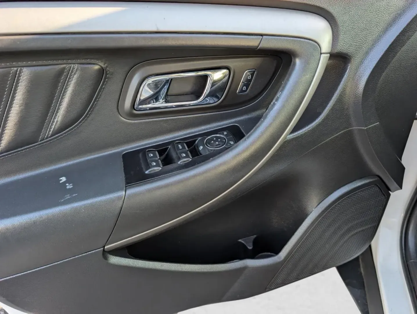 2013 Ford Taurus SEL (1FAHP2E83DG) with an Other engine, located at 1430 Gateway Drive, Opelika, AL, 36801, (334) 239-0944, 32.637871, -85.409790 - Are you on the hunt for a reliable sedan that combines comfort, performance, and affordability? Look no further! At Gils Auto in Phenix City, AL, we have just the vehicle for you: a 2013 Ford Taurus SEL that is not only perfect for daily commuting but also great for family outings, weekend adventure - Photo#8