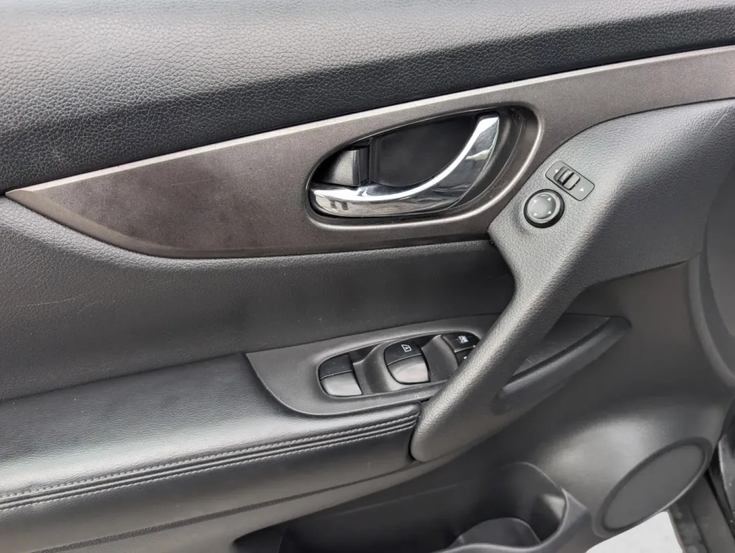 2016 /Charcoal Nissan Rogue S (KNMAT2MV3GP) with an Other engine, located at 5115 14th Ave., Columbus, GA, 31904, (706) 323-0345, 32.511494, -84.971046 - **Discover Your Adventure with the 2016 Nissan Rogue Perfect for Family Getaways and Daily Adventures!**<br /> <br /> Are you on the lookout for a versatile and reliable SUV that fits seamlessly into your lifestyle? Look no further than this stunning 2016 Nissan Rogue S! Whether you're a growing fa - Photo#14