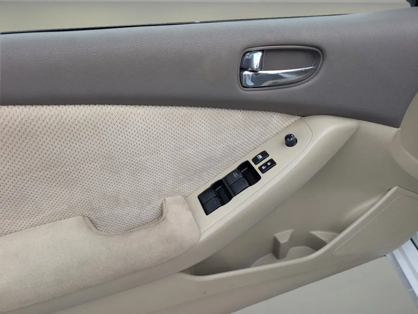 2007 Nissan Altima (1N4AL21E47N) with an Other engine, located at 3959 U.S. 80 W, Phenix City, AL, 36870, (334) 297-4885, 32.469296, -85.135185 - **Drive into Your Next Adventure with This 2007 Nissan Altima! Perfect for Phenix City Commuters and Families Alike**<br /> <br /> Are you ready to elevate your everyday journeys and weekend getaways? Look no further! This 2007 Nissan Altima is the ideal sedan for those who appreciate reliability, c - Photo#9