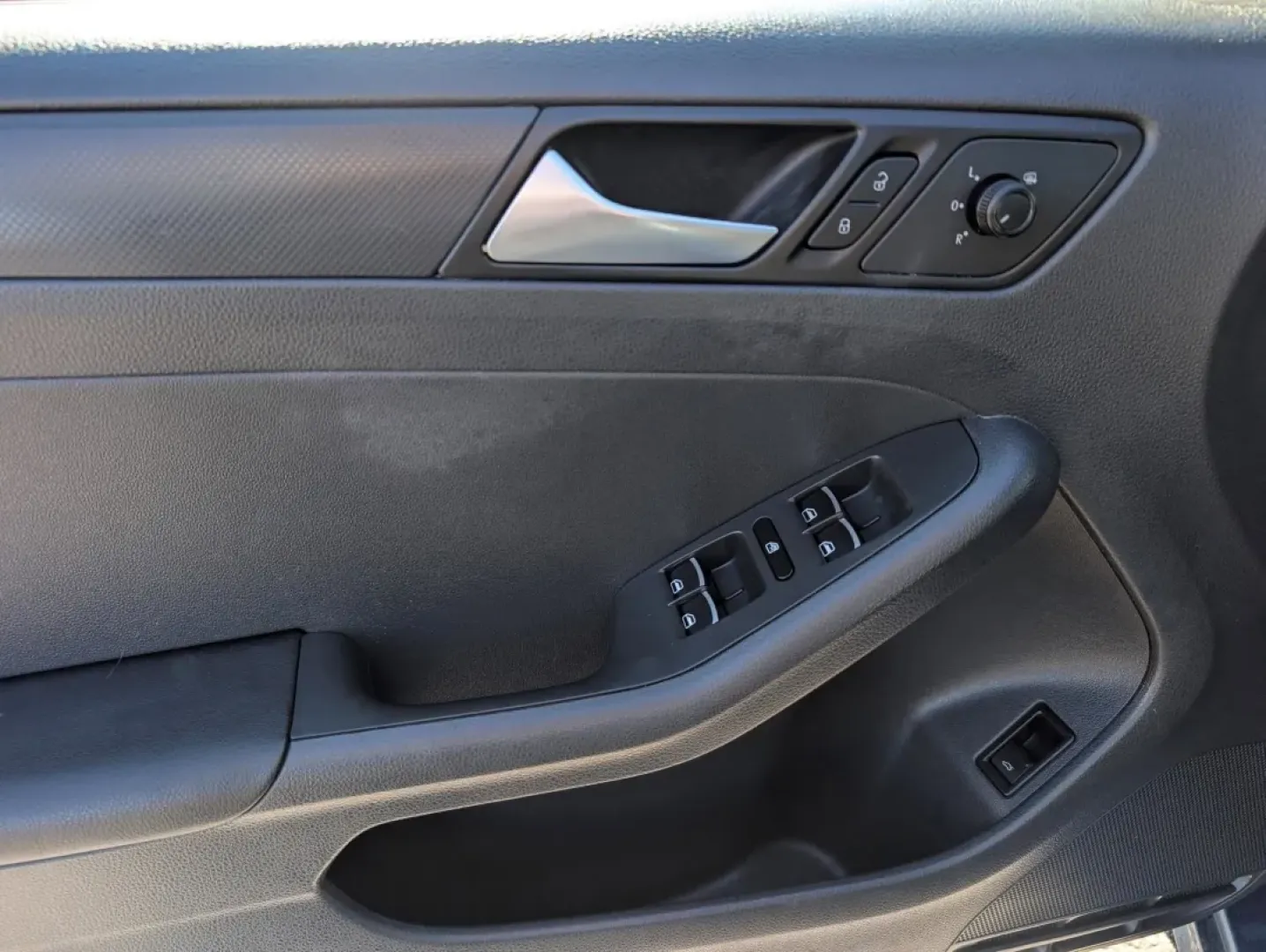 2016 Volkswagen Jetta 1.4T S (3VW267AJ1GM) with an Other engine, located at 1430 Gateway Drive, Opelika, AL, 36801, (334) 239-0944, 32.637871, -85.409790 - **Discover Your Next Adventure in a 2016 Volkswagen Jetta at Gils Auto Phenix City!**<br /> <br /> Are you looking for a dependable sedan that seamlessly balances style, efficiency, and comfort for your daily commutes or weekend getaways? Look no further than this stunning 2016 Volkswagen Jetta 1.4 - Photo#7