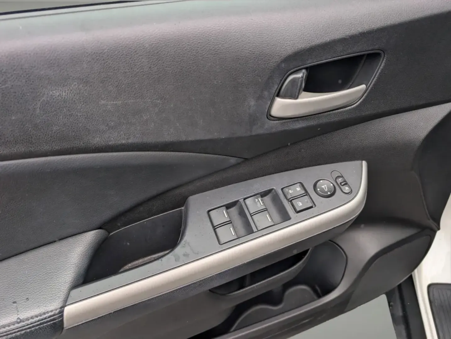 2013 Honda CR-V EX-L (5J6RM3H70DL) with an Other engine, located at 7000 Northlake Connector, Columbus, GA, 31904, (706) 987-8085, 32.524975, -84.978134 - Are you ready to elevate your daily commute or embark on unforgettable weekend adventures? Look no further than this stunning 2013 Honda CR-V EX-L, available now at Gils Auto in Phenix City, AL. This spacious and versatile SUV is perfect for growing families, budget-conscious buyers, or anyone looki - Photo#8