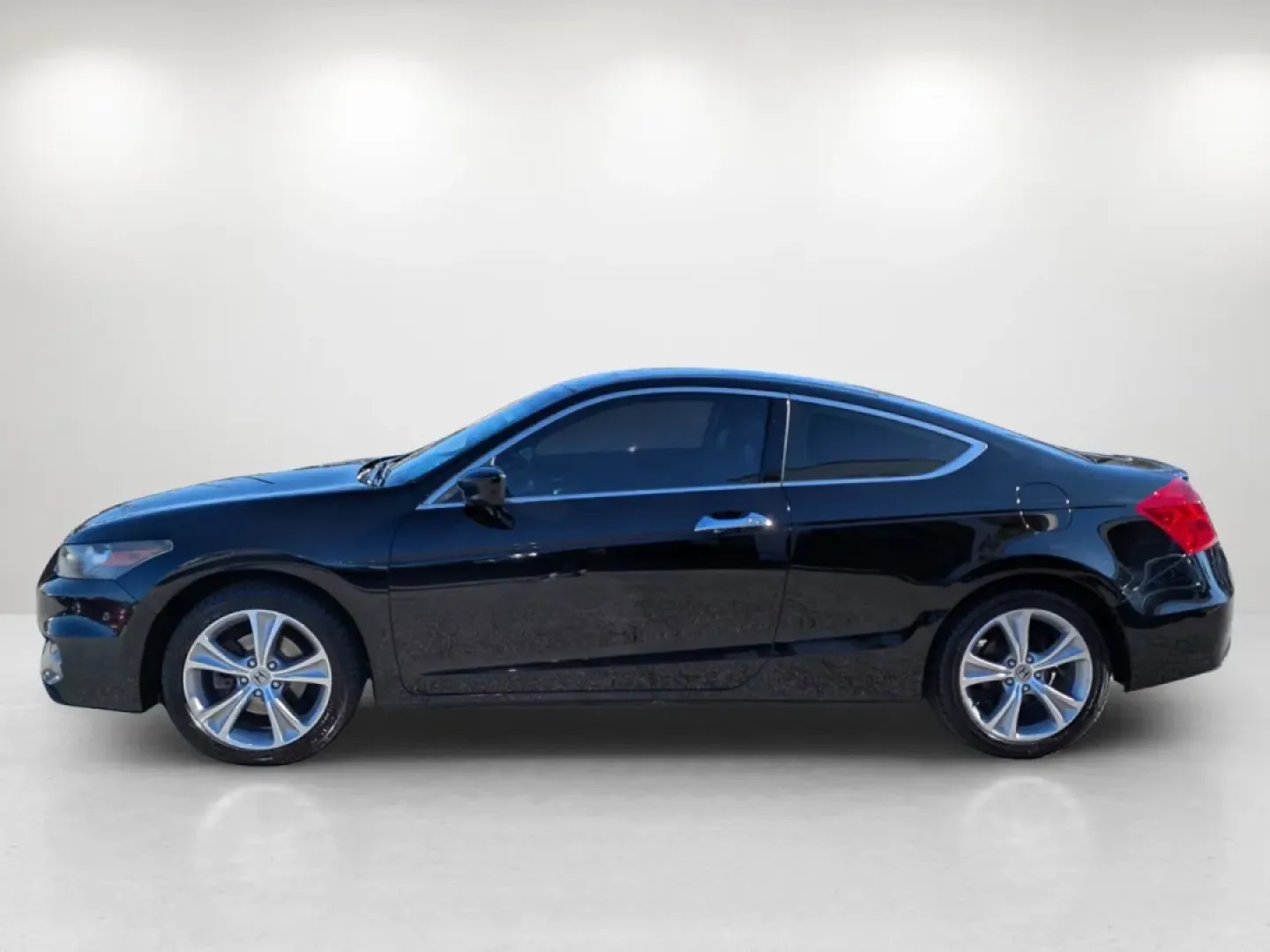 2012 Honda Accord Cpe EX-L (1HGCS2B89CA) with an Other engine, located at 1430 Gateway Drive, Opelika, AL, 36801, (334) 239-0944, 32.637871, -85.409790 - **Experience the Road Like Never Before with the 2012 Honda Accord EX-L Coupe!**<br /> <br /> For those seeking a stylish and reliable vehicle that balances performance and comfort, look no further than the 2012 Honda Accord EX-L Coupe available at Gils Auto in Phenix City, AL. This stunning black c - Photo#7
