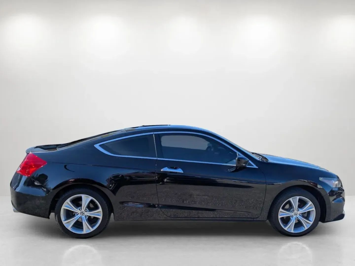 2012 Honda Accord Cpe EX-L (1HGCS2B89CA) with an Other engine, located at 521 Old Farm Lane Rd, Prattville, AL, 36066, (334) 325-1505, 32.482460, -86.416367 - **Experience the Road Like Never Before with the 2012 Honda Accord EX-L Coupe!**<br /> <br /> For those seeking a stylish and reliable vehicle that balances performance and comfort, look no further than the 2012 Honda Accord EX-L Coupe available at Gils Auto in Phenix City, AL. This stunning black c - Photo#3
