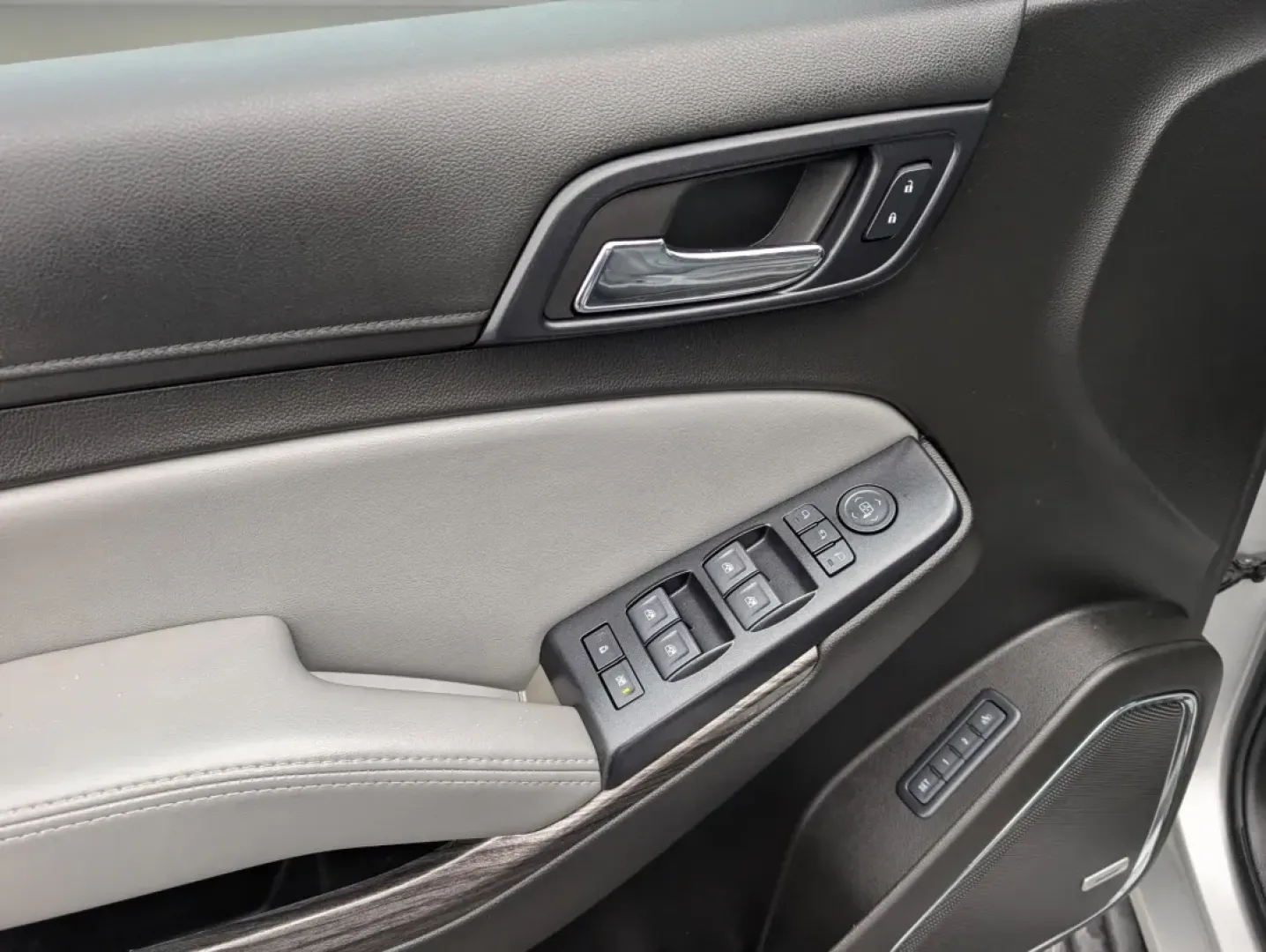 2018 /Jet Black/Dark Ash Chevrolet Suburban LT (1GNSCHKC0JR) with an Other engine, located at 3959 U.S. 80 W, Phenix City, AL, 36870, (334) 297-4885, 32.469296, -85.135185 - Introducing the perfect vehicle for families on the go, weekend adventurers, or anyone seeking the ultimate blend of style and functionality: the 2018 Chevrolet Suburban LT! With room for up to eight passengers, this versatile SUV is designed to accommodate your lifestyle, whether you're navigating - Photo#9