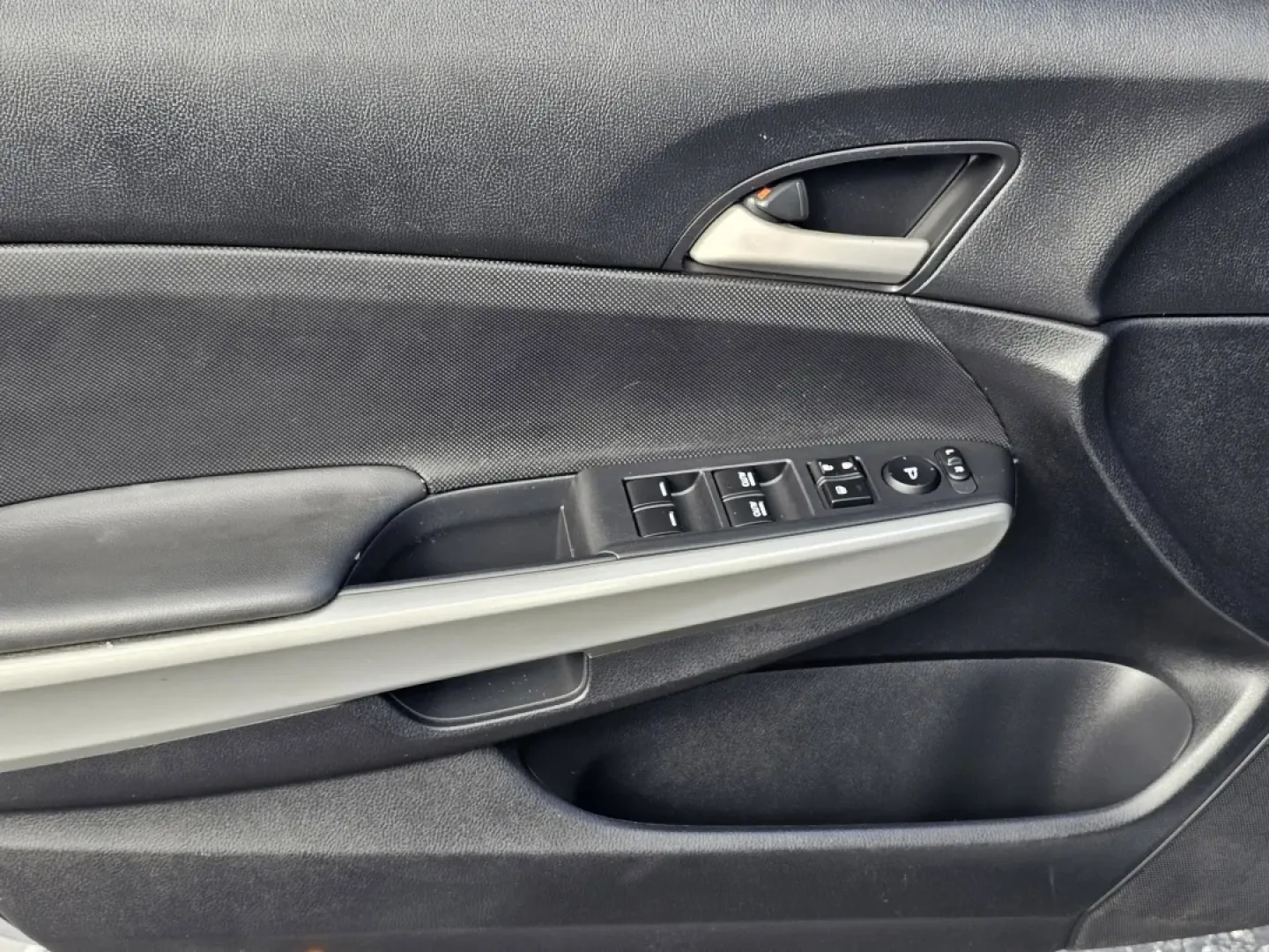 2010 Honda Accord Sdn EX (1HGCP2F70AA) with an Other engine, located at 1430 Gateway Drive, Opelika, AL, 36801, (334) 239-0944, 32.637871, -85.409790 - ### Discover Your Perfect Ride: 2010 Honda Accord Sdn EX for Sale at Gils Auto<br /> <br /> Are you looking for a reliable sedan that seamlessly fits into your busy lifestyle? Whether you're commuting to work, running errands around Phenix City, or planning a weekend getaway, the 2010 Honda Accord S - Photo#8