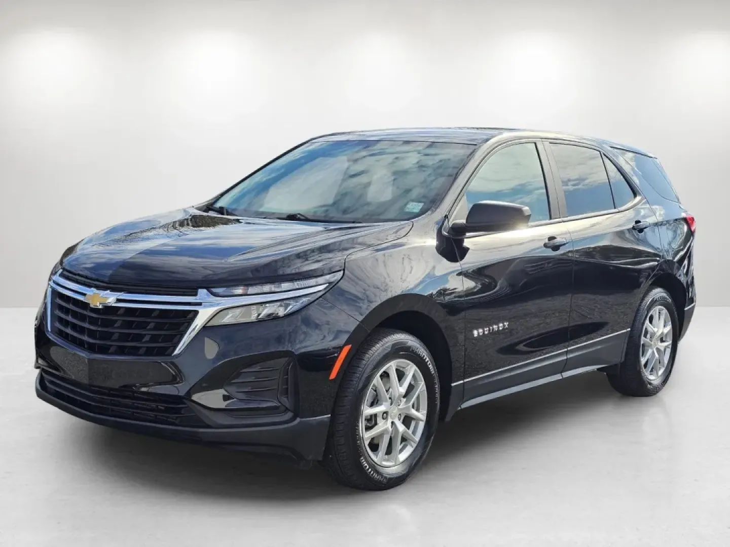 2022 /Medium Ash Gray Chevrolet Equinox LS (2GNAXSEV9N6) with an Other engine, located at 3959 U.S. 80 W, Phenix City, AL, 36870, (334) 297-4885, 32.469296, -85.135185 - **Explore Life with Confidence in the 2022 Chevrolet Equinox LS Perfect for Families on the Go!**<br /> <br /> At Gils Auto, located at 3959 U.S. 80 W, Phenix City, AL 36870, we understand that life is a journey best taken in a vehicle that suits your lifestyle. Whether you're a growing family navi - Photo#1