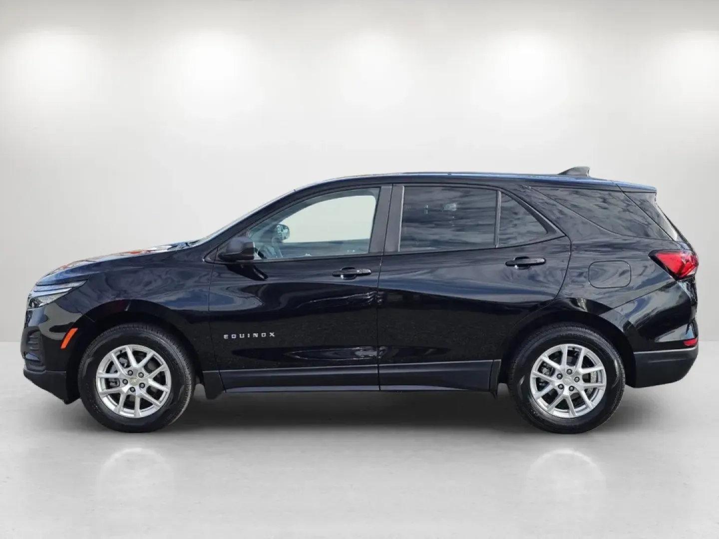 2022 /Medium Ash Gray Chevrolet Equinox LS (2GNAXSEV9N6) with an Other engine, located at 3959 U.S. 80 W, Phenix City, AL, 36870, (334) 297-4885, 32.469296, -85.135185 - **Explore Life with Confidence in the 2022 Chevrolet Equinox LS Perfect for Families on the Go!**<br /> <br /> At Gils Auto, located at 3959 U.S. 80 W, Phenix City, AL 36870, we understand that life is a journey best taken in a vehicle that suits your lifestyle. Whether you're a growing family navi - Photo#8