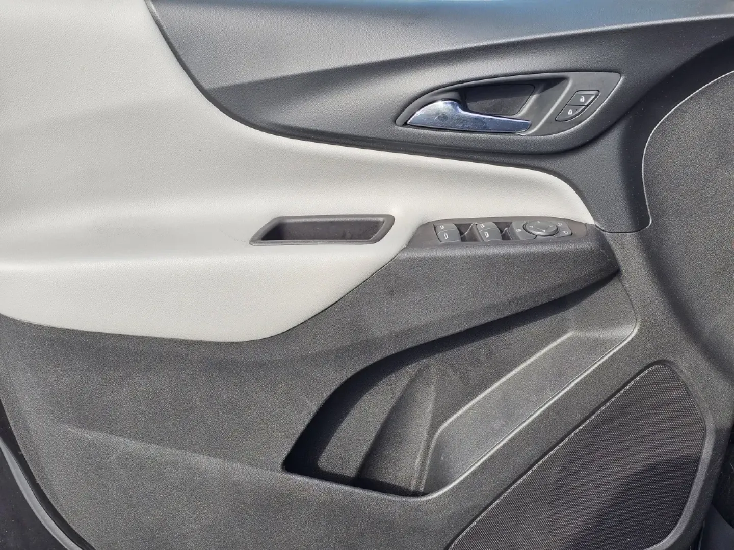 2022 /Medium Ash Gray Chevrolet Equinox LS (2GNAXSEV9N6) with an Other engine, located at 3959 U.S. 80 W, Phenix City, AL, 36870, (334) 297-4885, 32.469296, -85.135185 - **Explore Life with Confidence in the 2022 Chevrolet Equinox LS Perfect for Families on the Go!**<br /> <br /> At Gils Auto, located at 3959 U.S. 80 W, Phenix City, AL 36870, we understand that life is a journey best taken in a vehicle that suits your lifestyle. Whether you're a growing family navi - Photo#9