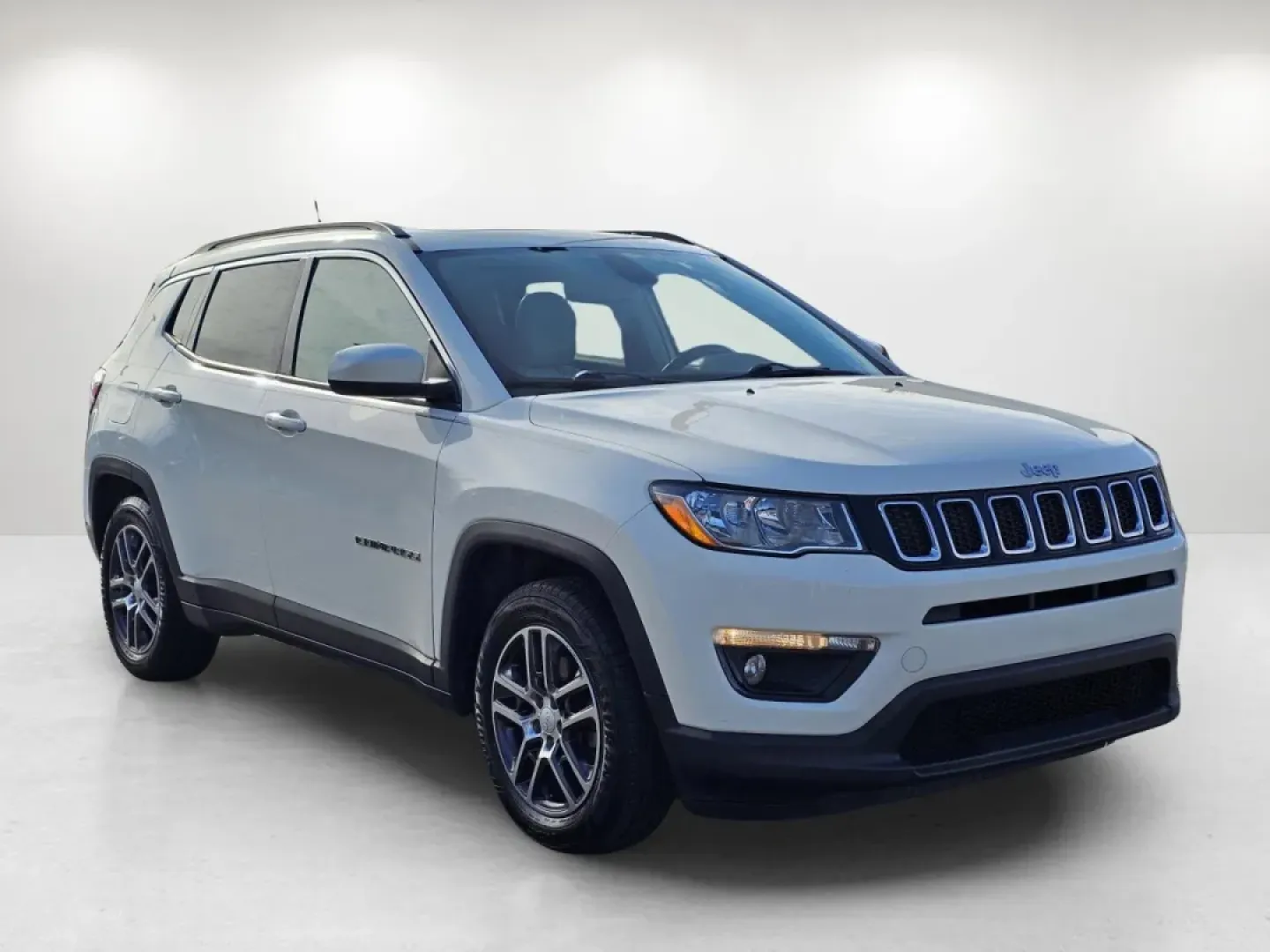 2019 /Ski Gray/Black Jeep Compass Latitude w/Sun/Wheel Pkg (3C4NJCBB5KT) with an Other engine, located at 1430 Gateway Drive, Opelika, AL, 36801, (334) 239-0944, 32.637871, -85.409790 - ### Discover Adventure with the 2019 Jeep Compass Latitude at Gils Auto - Phenix City!<br /> <br /> Are you ready to elevate your driving experience? The 2019 Jeep Compass Latitude is the perfect companion for both your daily commute and weekend getaways. With its rugged style and versatile features - Photo#2