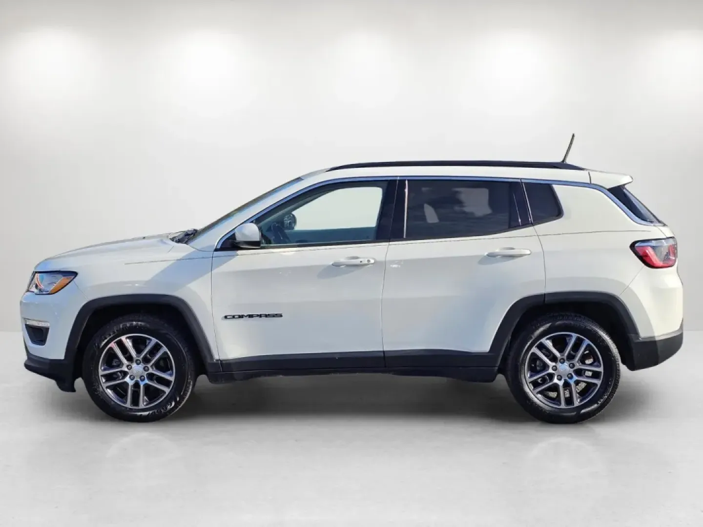 2019 /Ski Gray/Black Jeep Compass Latitude w/Sun/Wheel Pkg (3C4NJCBB5KT) with an Other engine, located at 1430 Gateway Drive, Opelika, AL, 36801, (334) 239-0944, 32.637871, -85.409790 - ### Discover Adventure with the 2019 Jeep Compass Latitude at Gils Auto - Phenix City!<br /> <br /> Are you ready to elevate your driving experience? The 2019 Jeep Compass Latitude is the perfect companion for both your daily commute and weekend getaways. With its rugged style and versatile features - Photo#7