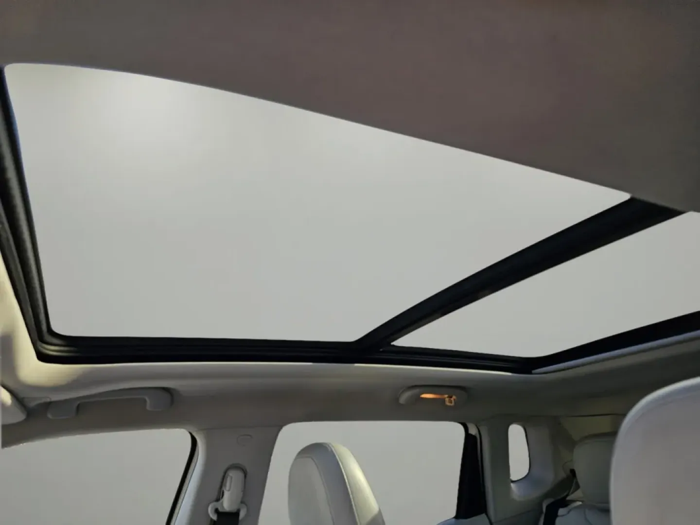 2019 /Ski Gray/Black Jeep Compass Latitude w/Sun/Wheel Pkg (3C4NJCBB5KT) with an Other engine, located at 1430 Gateway Drive, Opelika, AL, 36801, (334) 239-0944, 32.637871, -85.409790 - ### Discover Adventure with the 2019 Jeep Compass Latitude at Gils Auto - Phenix City!<br /> <br /> Are you ready to elevate your driving experience? The 2019 Jeep Compass Latitude is the perfect companion for both your daily commute and weekend getaways. With its rugged style and versatile features - Photo#10