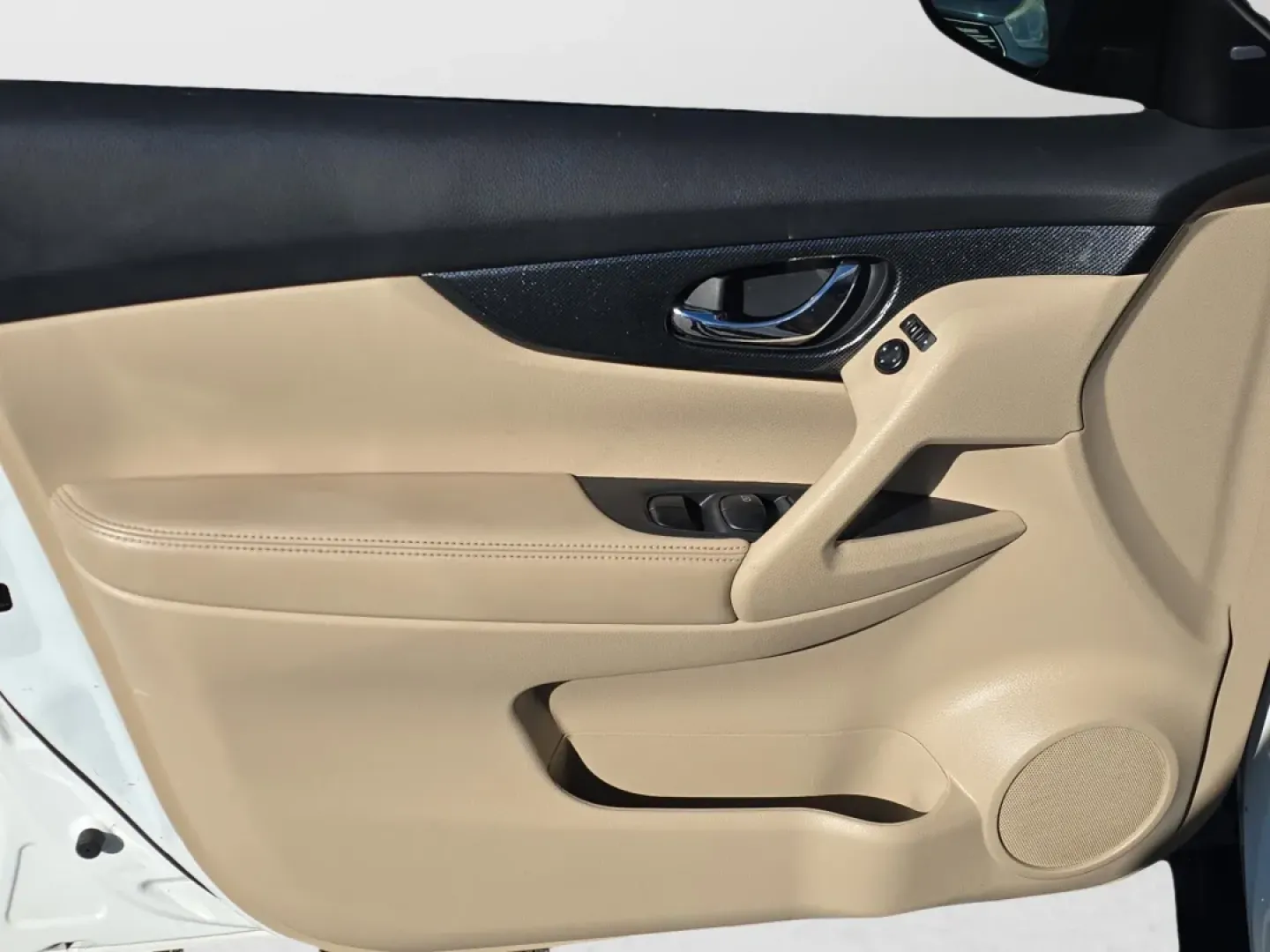 2015 /Almond Nissan Rogue SL (5N1AT2MT1FC) with an Other engine, located at 3959 U.S. 80 W, Phenix City, AL, 36870, (334) 297-4885, 32.469296, -85.135185 - **Discover Adventure and Comfort with the 2015 Nissan Rogue SL at Gils Auto!**<br /> <br /> Are you ready to elevate your driving experience and embrace the freedom of the open road? The 2015 Nissan Rogue SL is the perfect companion for weekend getaways, family outings, and daily commutes alike. Thi - Photo#10