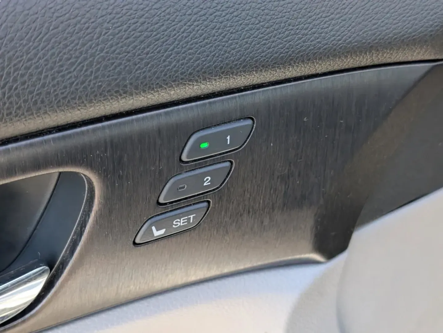 2013 Honda Accord Sdn EX-L (1HGCR2F80DA) with an Other engine, located at 1430 Gateway Drive, Opelika, AL, 36801, (334) 239-0944, 32.637871, -85.409790 - **Discover Your Perfect Ride for Adventure: 2013 Honda Accord EX-L at Gils Auto - Phenix City**<br /> <br /> Are you ready to elevate your driving experience? Whether you're commuting to work, running errands, or planning a weekend getaway, the 2013 Honda Accord EX-L is your ideal companion. With it - Photo#8