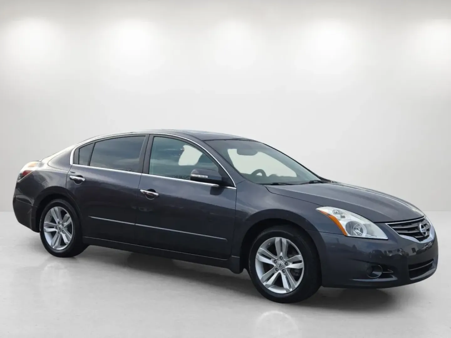 2012 /Charcoal Nissan Altima 3.5 SR (1N4BL2AP3CN) with an Other engine, located at 3959 U.S. 80 W, Phenix City, AL, 36870, (334) 297-4885, 32.469296, -85.135185 - Are you searching for your next reliable sedan that's perfect for daily commutes, family outings, or weekend adventures? Look no further than this stunning 2012 Nissan Altima 3.5 SR, now available at Gils Auto in Phenix City, AL! With its sleek gray exterior and luxurious charcoal leather interior, - Photo#3